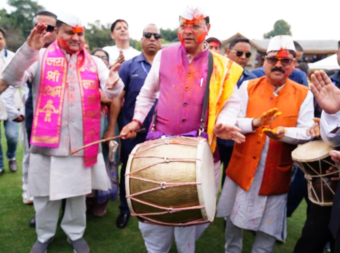 श्याम मुरारी के दर्शन को जब विप्र सुदामा आए हरि, आयो वसंत बहार, शिव शंकर खेले होली, फागुन में खेला होली, शिव के मन माहि बसे काशी, आदि खड़ी होली के गीत गाते हुए ढ़ोल – दमाऊ के बीच एक -दूसरे को बधाई दी