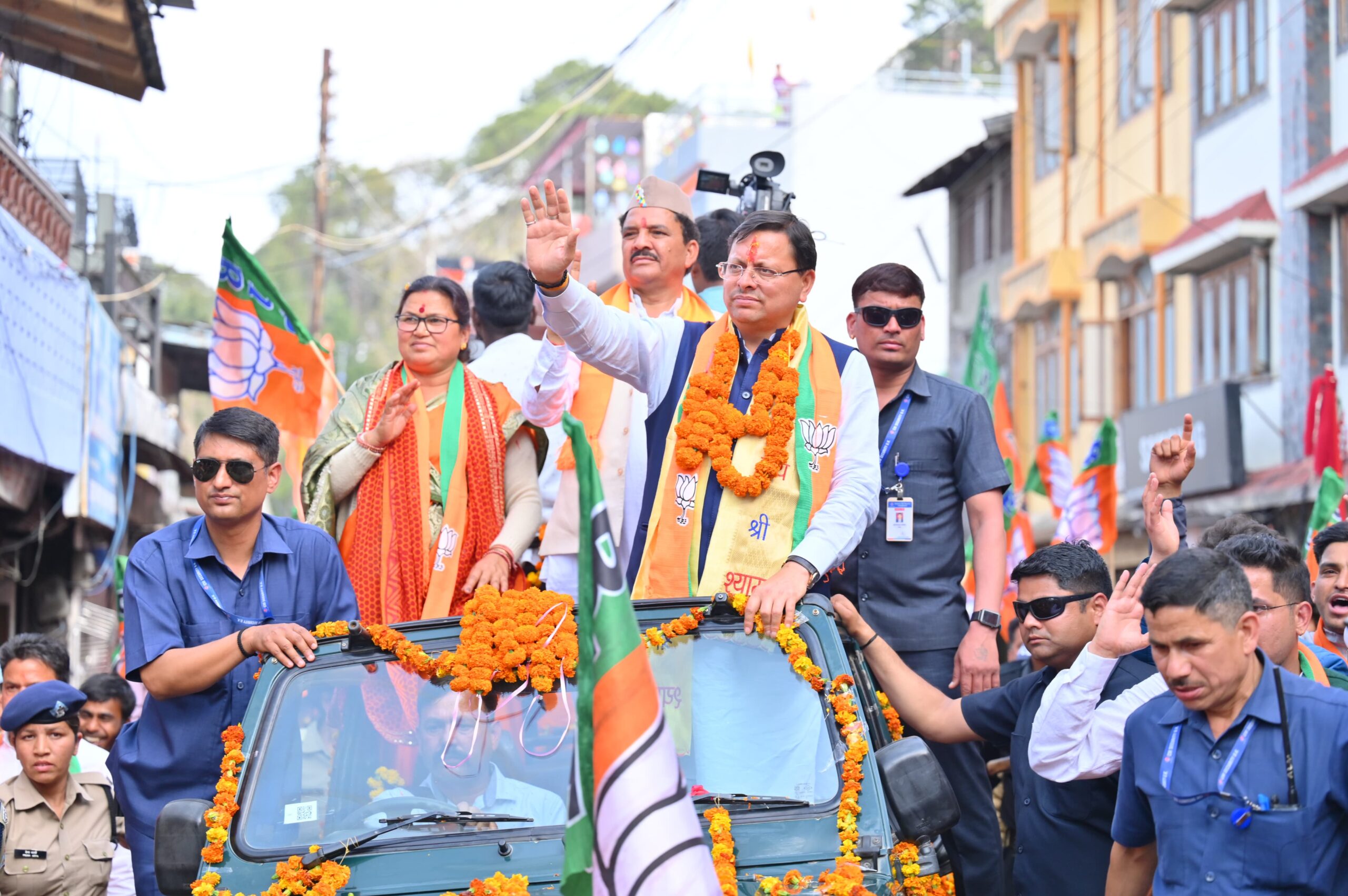 रानीखेत, अल्मोड़ा में आयोजित रोड शो में सम्मिलित होकर मुख्यमंत्री धामी ने जनता से भाजपा प्रत्याशी अजय टम्टा को भारी मतों से विजयी बनाने की अपील की