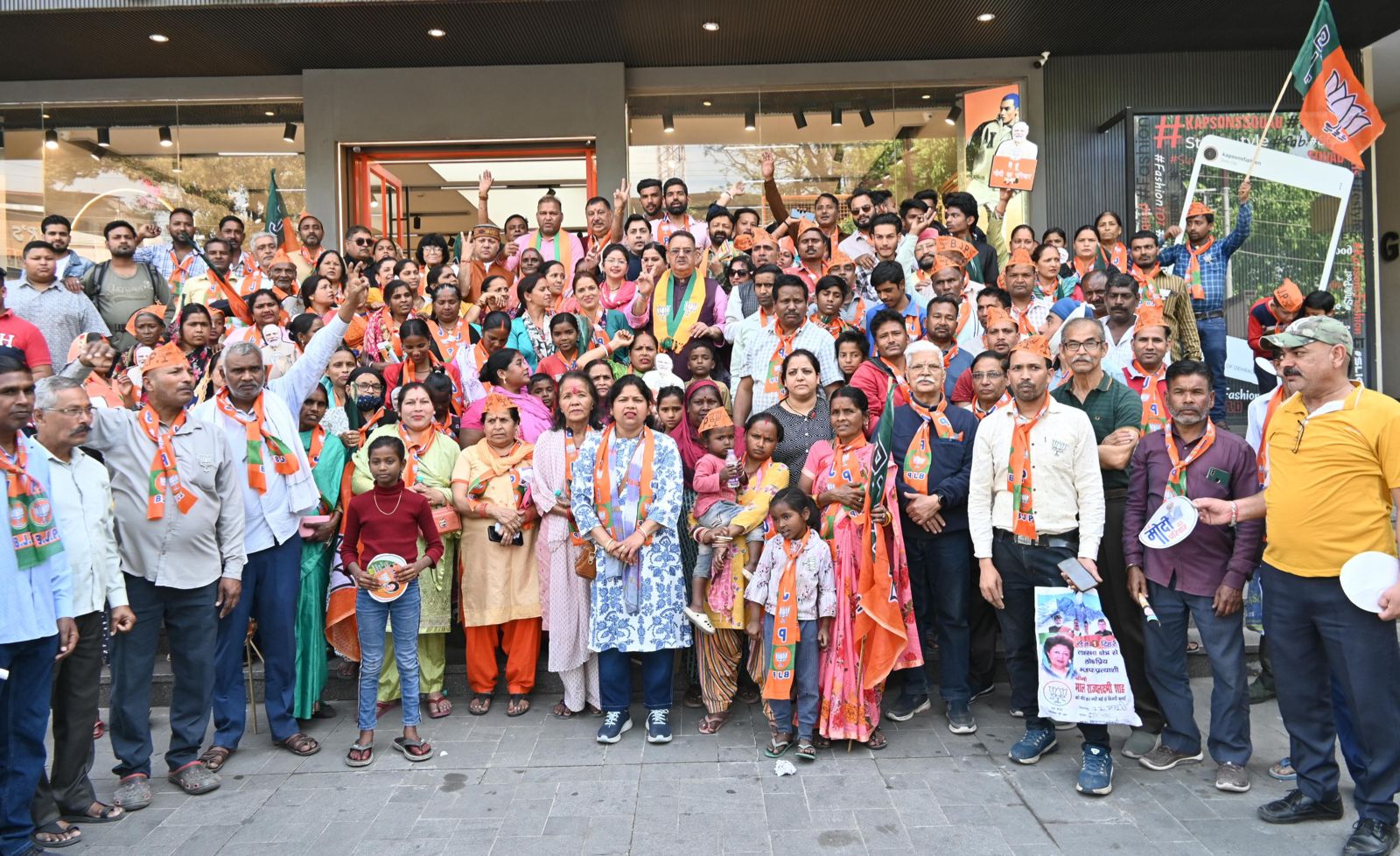 जाखन बाजार में जनसंपर्क कर भाजपा प्रत्याशी माला राज्य लक्ष्मी शाह के पक्ष में मतदान की अपील करते कैबिनेट मंत्री गणेश जोशी.