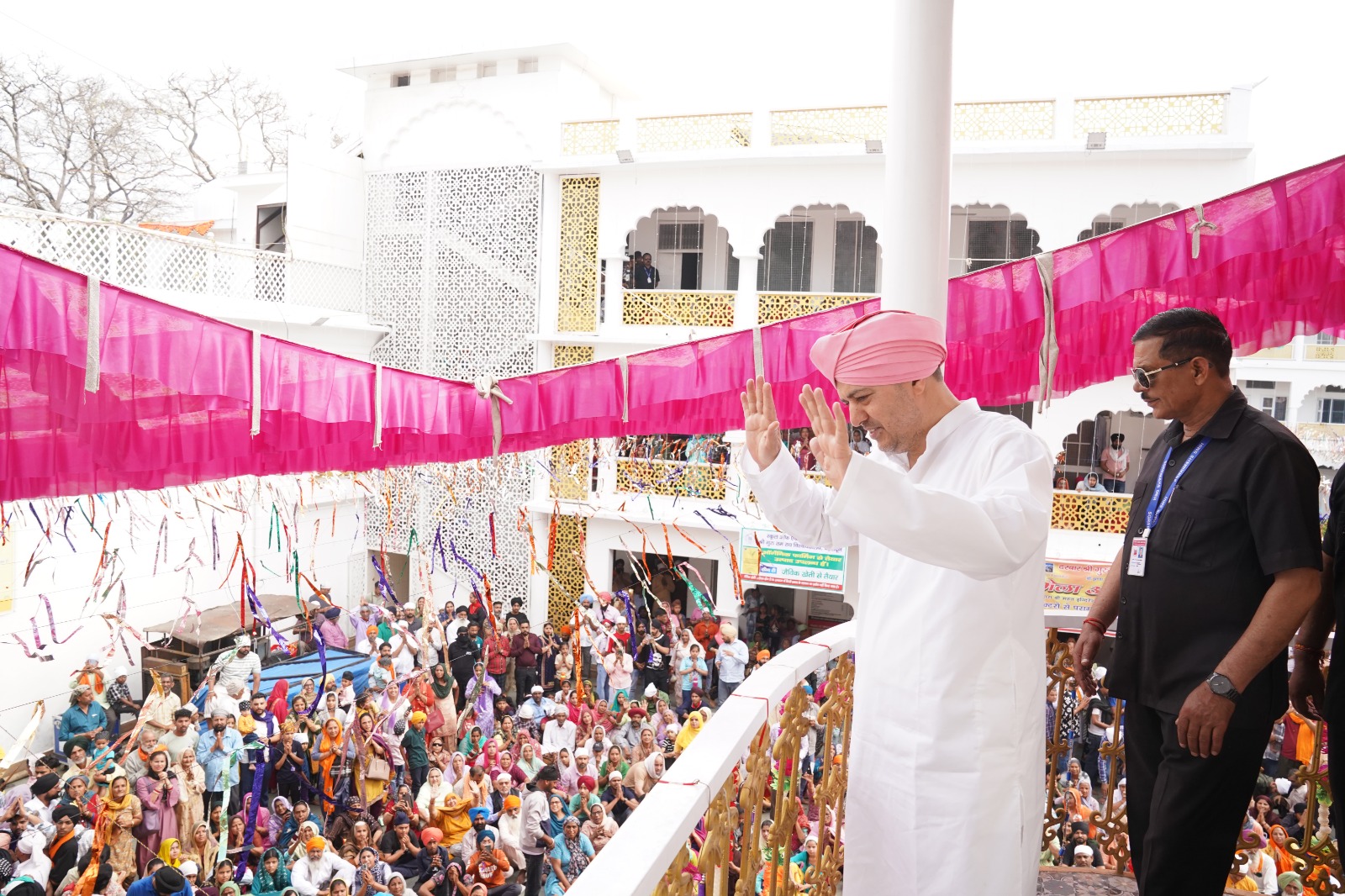 श्री दरबार साहिब एवम् श्री झण्डा साहिब में चला दर्शनों व मनौतियों का क्रम
