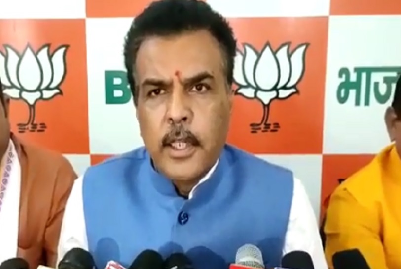 सच्चाई यह है कि कांग्रेस पार्टी और उनके नेता लगातार जनता से दूरी बनाए हुए हैं। उनके बड़े नेता राहुल गांधी बार-बार वादा करने के बाद भी उत्तराखंड आने की हिम्मत नहीं जुटा पाते हैं: सुरेश जोशी