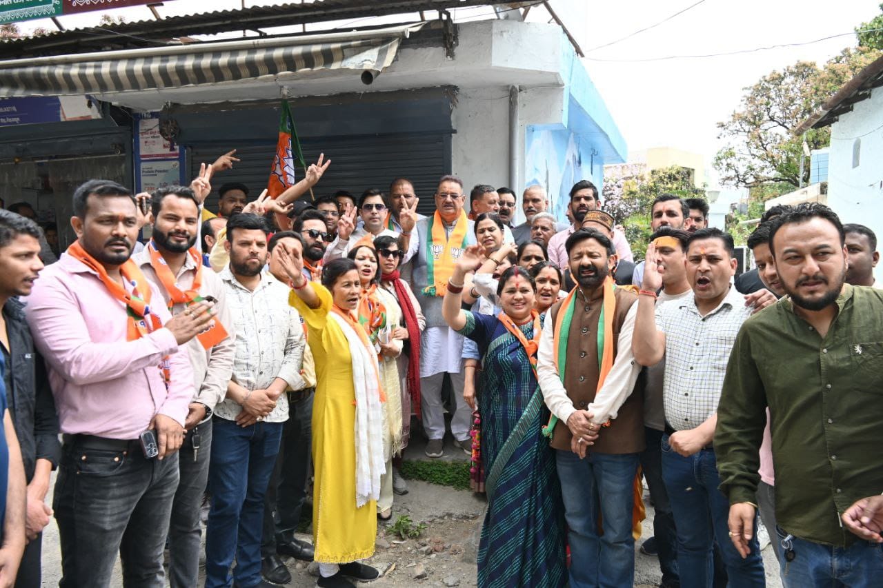 केनाल रोड़ बाजार में जनसंपर्क कर भाजपा प्रत्याशी माला राज्य लक्ष्मी शाह के पक्ष में मतदान की अपील कैबिनेट मंत्री गणेश जोशी ने की…