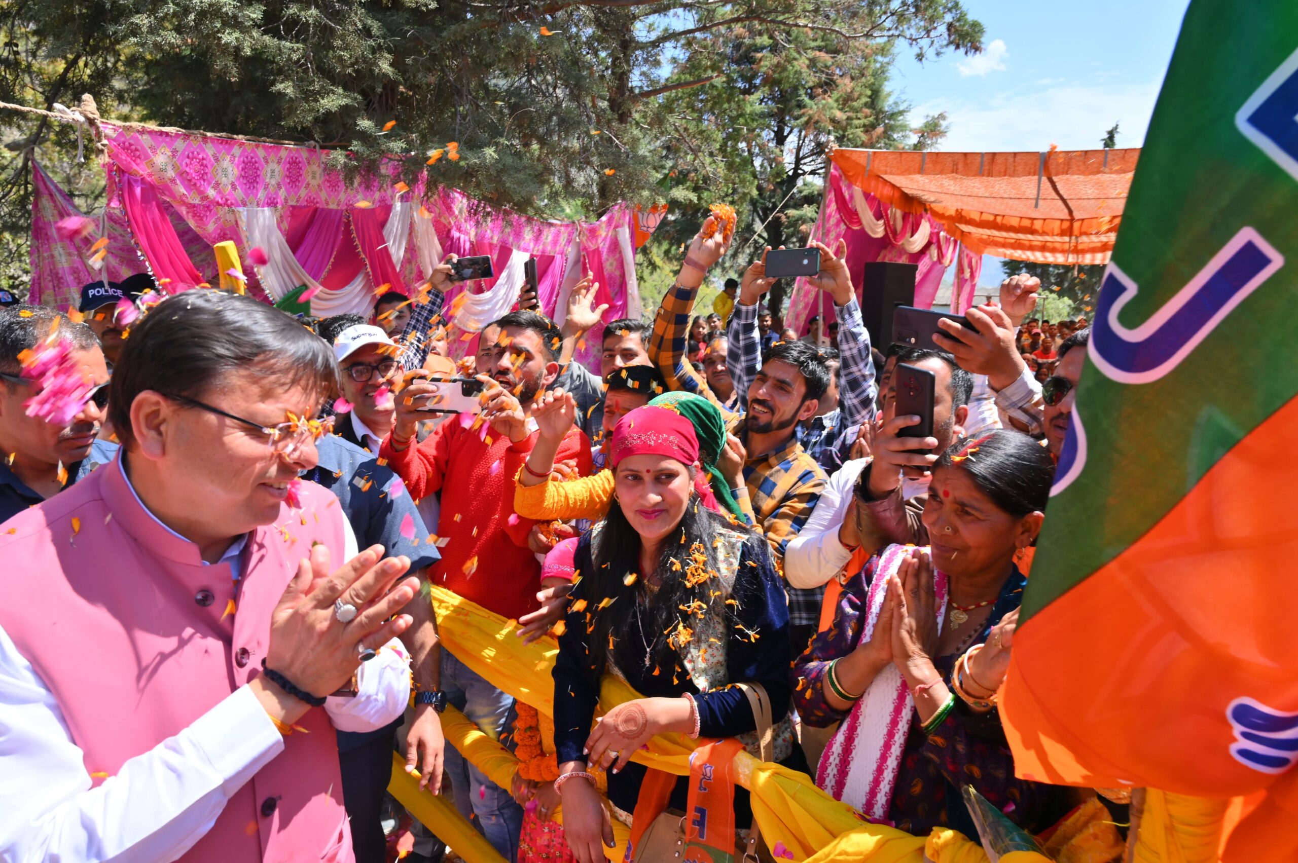 मुख्यमंत्री धामी ने थत्यूड, टिहरी मे भाजपा प्रत्याशी माला राज लक्ष्मी शाह के पक्ष में आयोजित जनसभा में प्रतिभाग किया