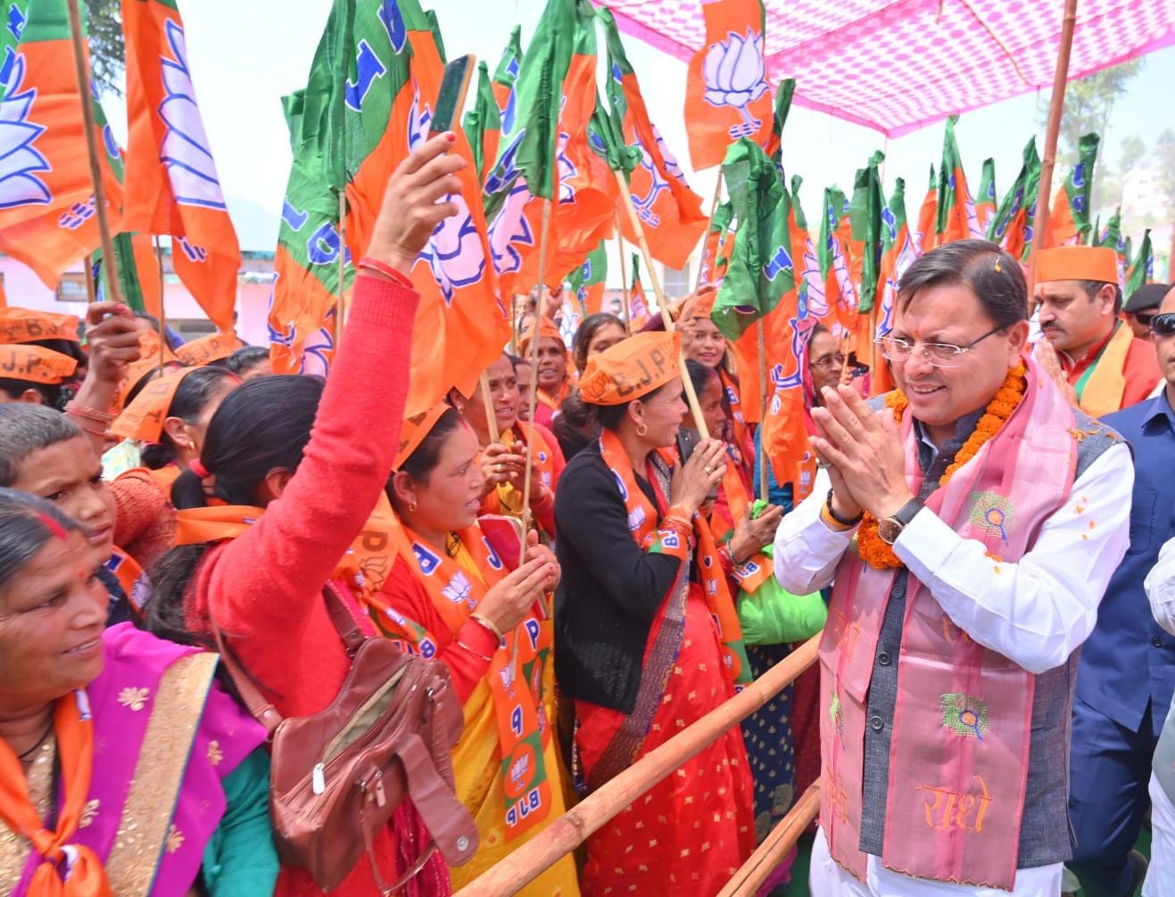 मुख्यमंत्री ने कहा कि प्रधानमंत्री द्वारा 400 पार का दिया गया नारा विकसित भारत की गारंटी, माताओं बहनों को लखपति बनाने की गारंटी: धामी