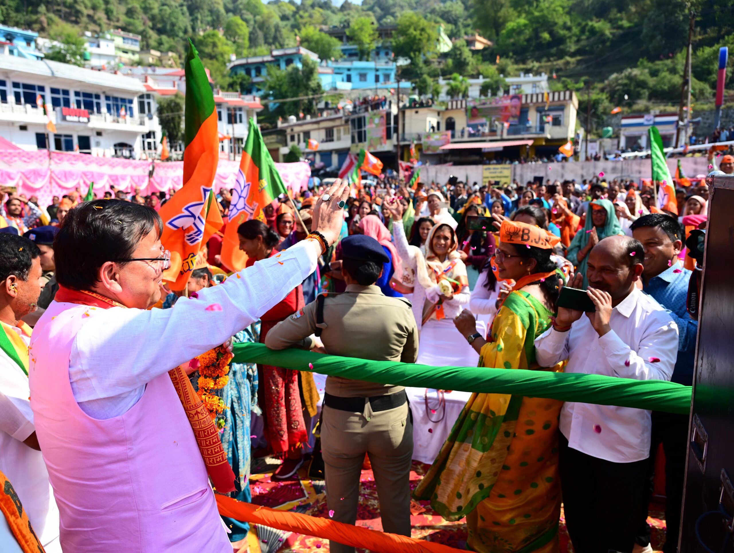 धामी जी ने मुख्य बाजार चम्बा, टिहरी में टिहरी लोकसभा से भाजपा प्रत्याशी माला राजलक्ष्मी शाह के पक्ष में अयोजित जनसभा में प्रतिभाग किया
