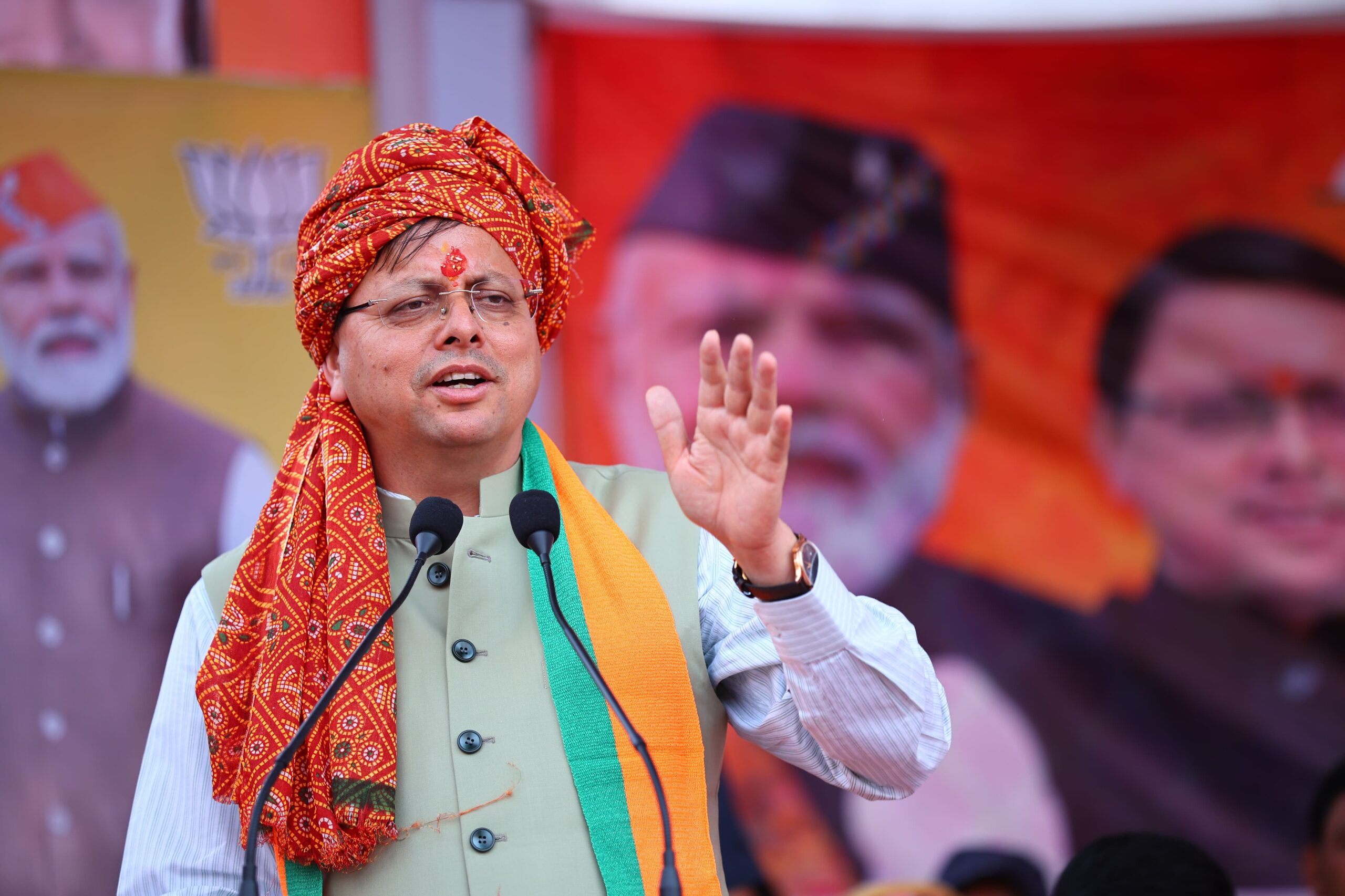 मुख्यमंत्री ने कहा कि एक तरफ मोदी जी की देश को विकास और तरक्की के रास्ते पर आगे ले जाने की गारंटी है, वहीं दूसरी ओर कांग्रेस जो फिर से देश को घोटालों की खाई में धकेलने के सपने देख रही है