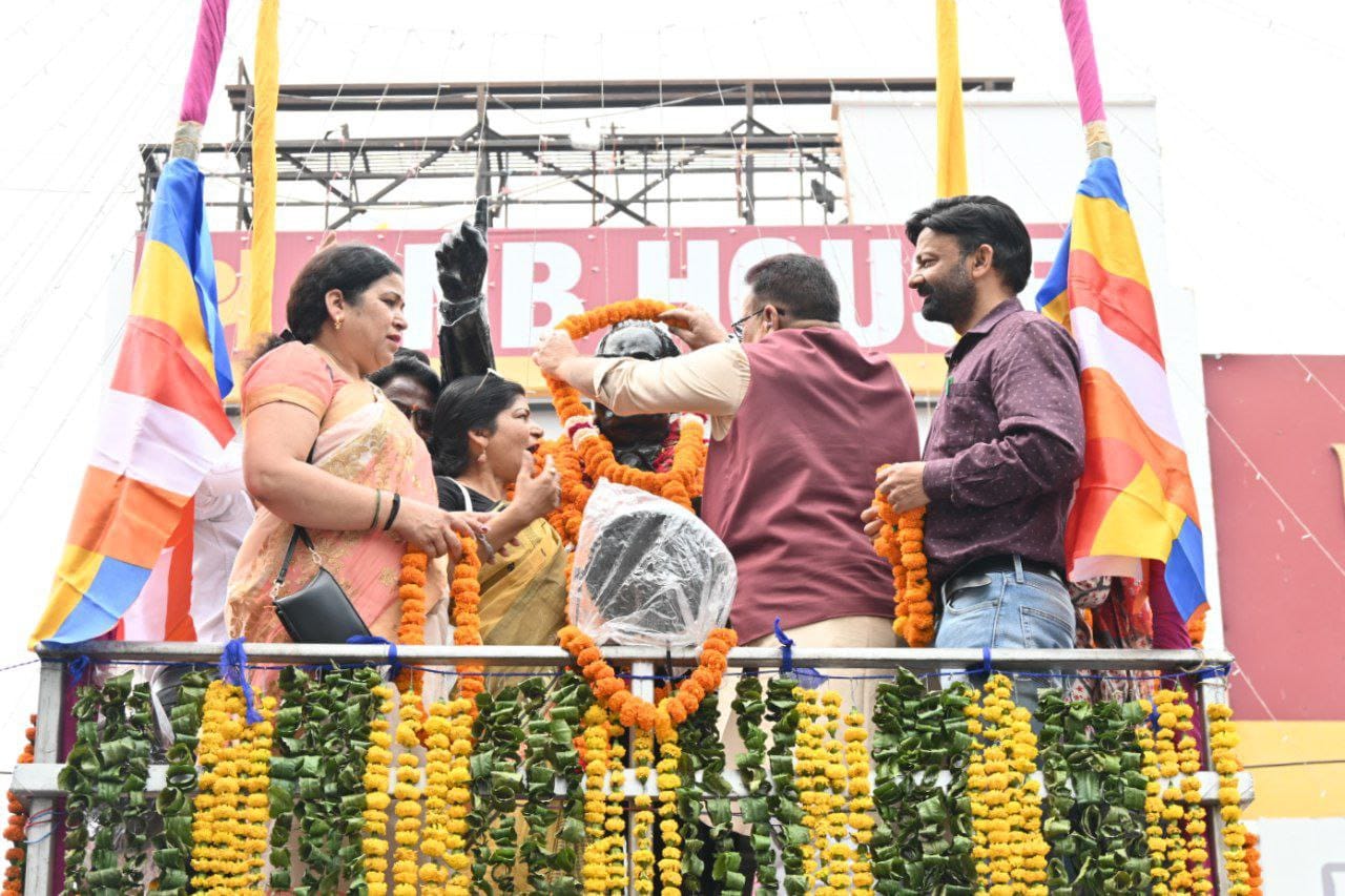 घंटाघर स्थित भारत रत्न बाबा साहेब भीमराव अंबेडकर की जयंती के अवसर पर उनकी प्रतिमा पर फूल माला चढ़ाकर उन्हें श्रद्धासुमन अर्पित कैबिनेट मंत्री गणेश जोशी ने की