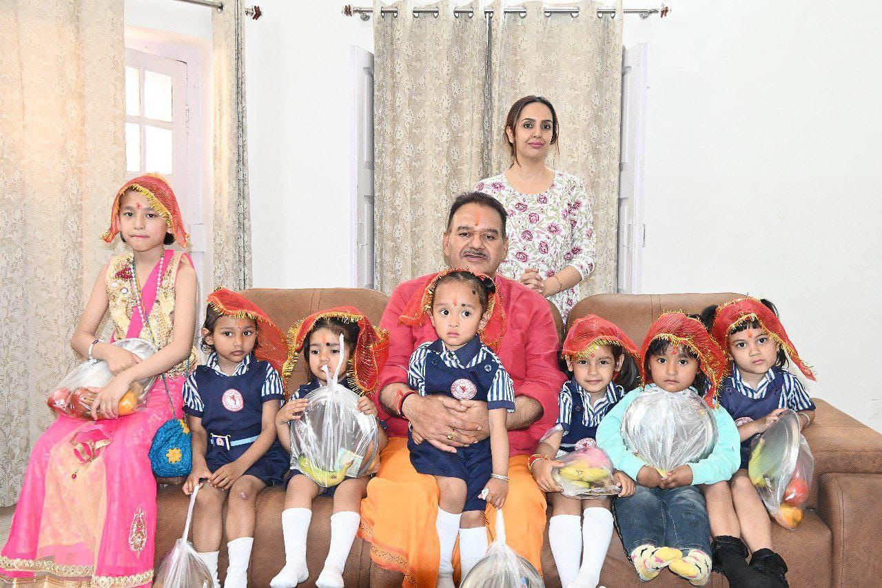 कैबिनेट मंत्री गणेश जोशी ने दुर्गा अष्टमी के अवसर पर की पूजा अर्चना शक्ति स्वरूपा कन्याओं का लिया आशीर्वाद