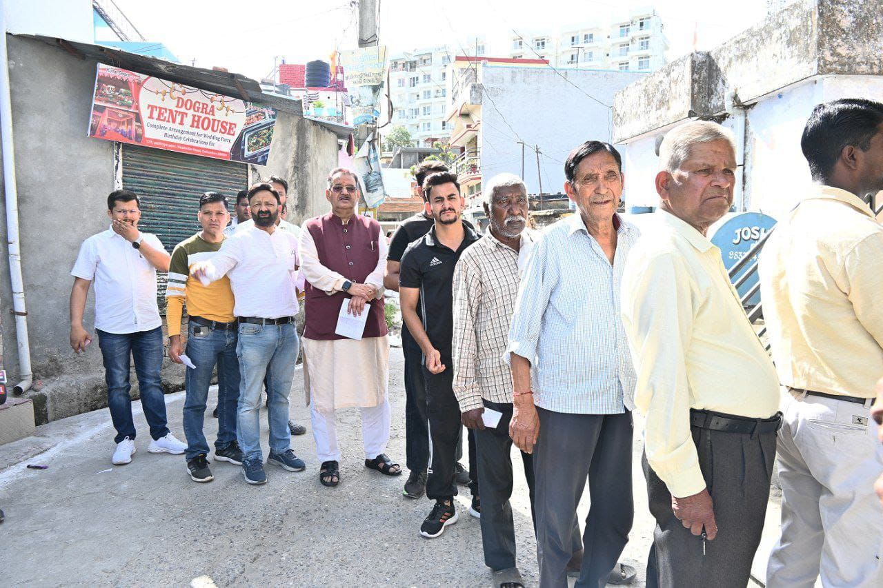 कैबिनेट मंत्री गणेश जोशी ने अपनी पत्नी संग बूथ पर लाइन में लगकर किया मताधिकार का प्रयोग, सभी से अधिक संख्या में मतदान की अपील