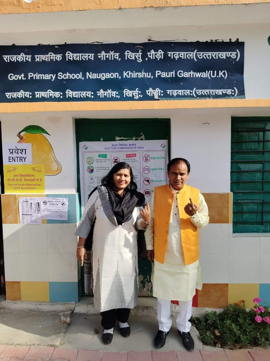 कैबिनेट मंत्री डॉ. धन सिंह रावत ने सपत्नीक अपने पैतृक गांव में किया मतदान