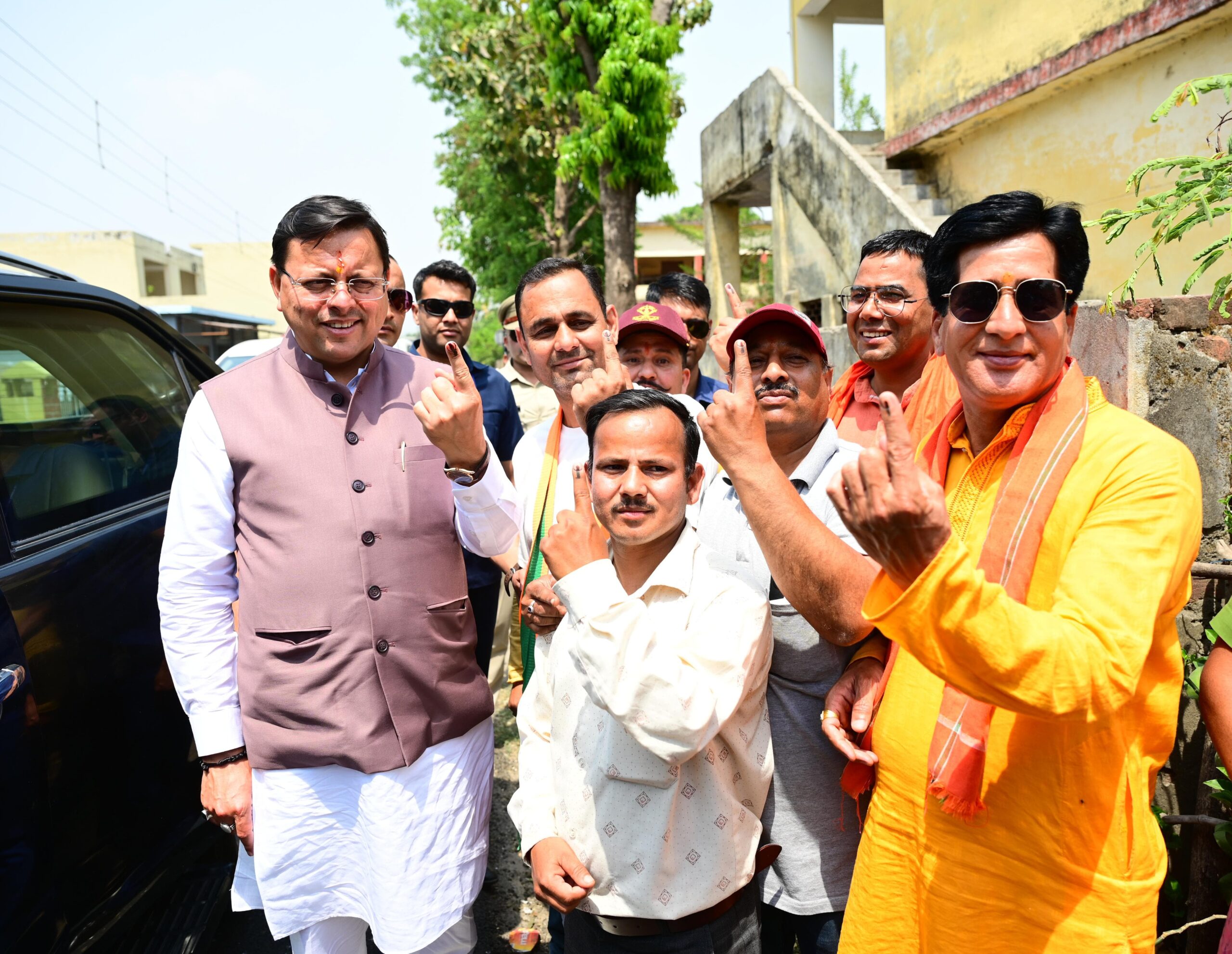 मुख्यमंत्री धामी ने लोकतंत्र के महापर्व के दौरान खटीमा में विभिन्न बूथों पर जाकर वहां पर मतदान का जायजा लिया