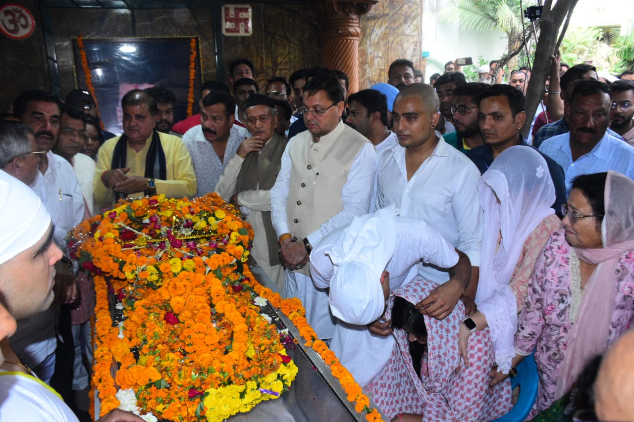 सरकार और संगठन के कर्तव्य को निभा सीएम धामी ने बड़े भाई को दी नम आंखों से अंतिम विदाई