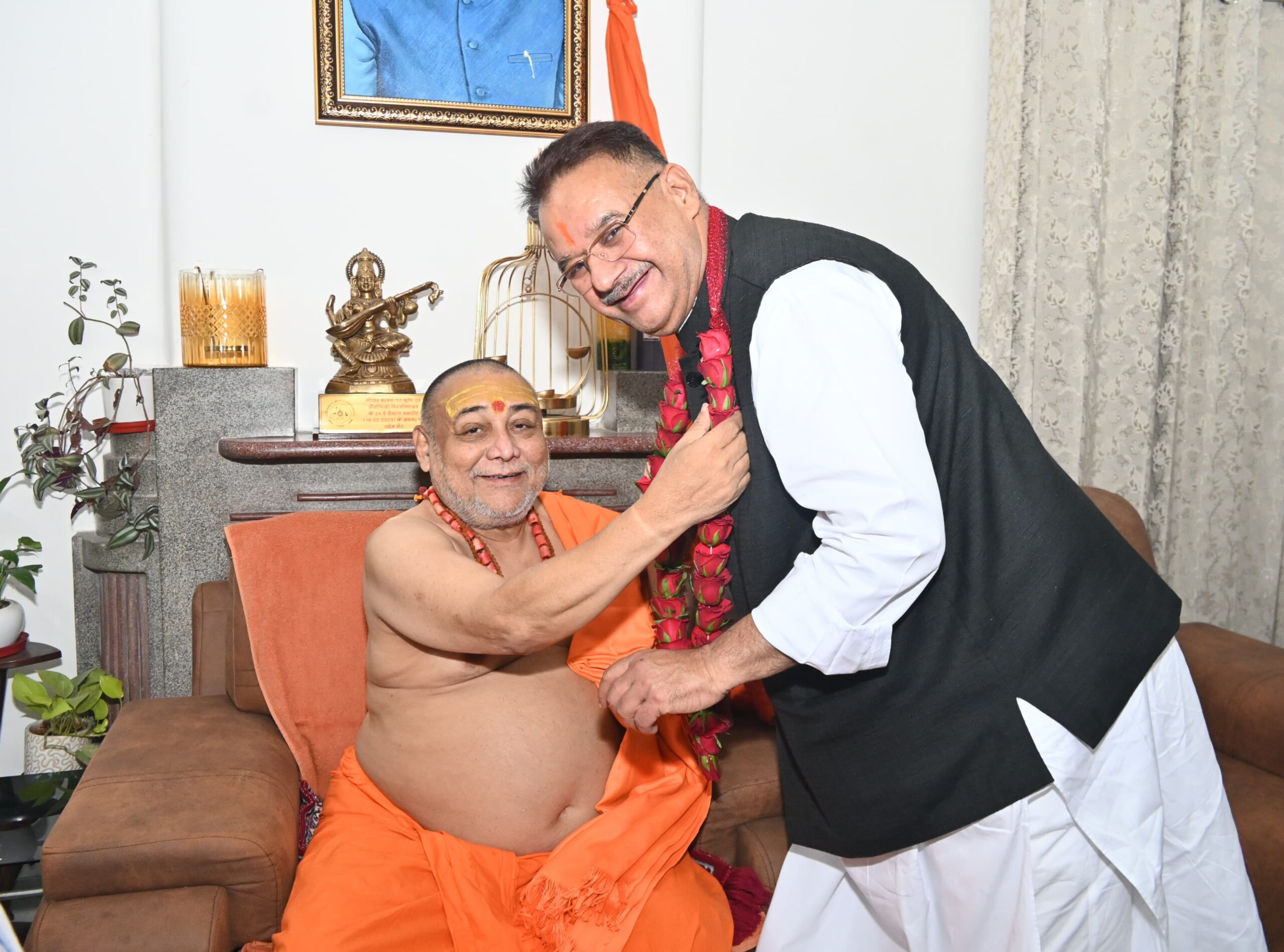 जगतगुरु शारदा पीठाधीश्वर शंकराचार्य स्वामी राजराजेश्वराश्रम महाराज से आशीर्वाद लेते कैबिनेट मंत्री गणेश जोशी