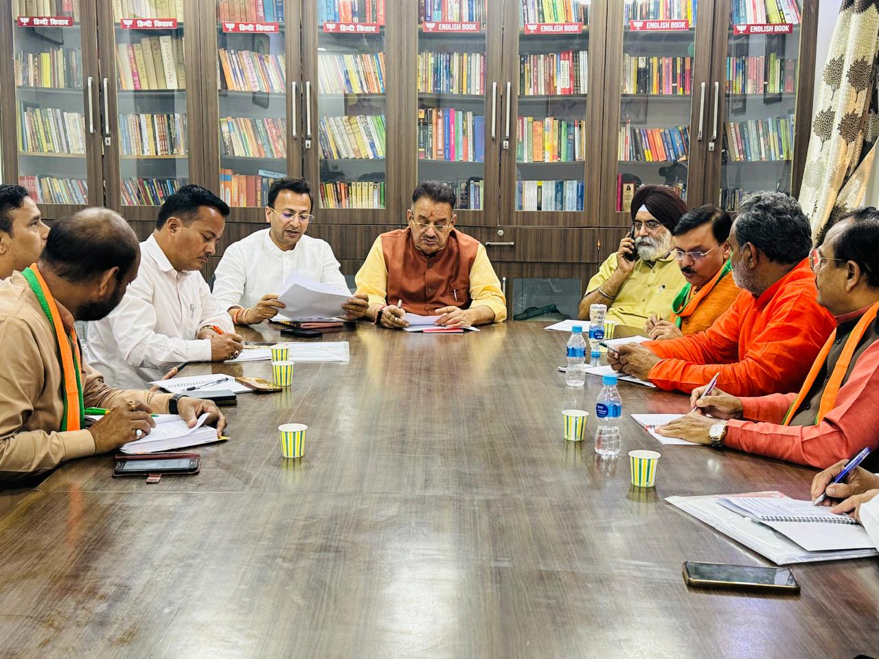 उत्तर पूर्वी दिल्ली: पार्टी पदाधिकारियों एवं कार्यकर्ताओं के साथ कैबिनेट मंत्री गणेश जोशी ने  बैठक की