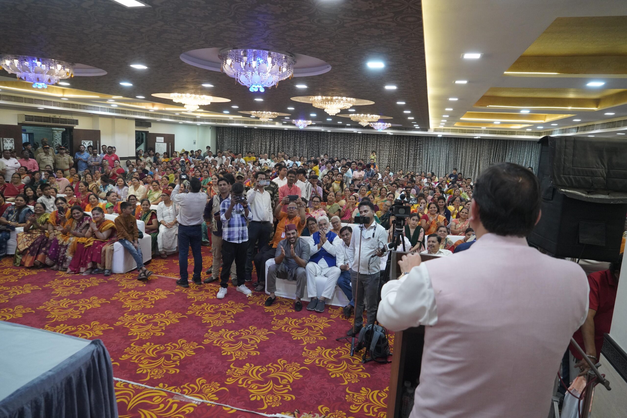 मुख्यमंत्री धामी ने दहिसर ईस्ट, मुम्बई में भाजपा प्रत्याशी पियूष गोयल के पक्ष में आयोजित सभा में किया प्रतिभाग