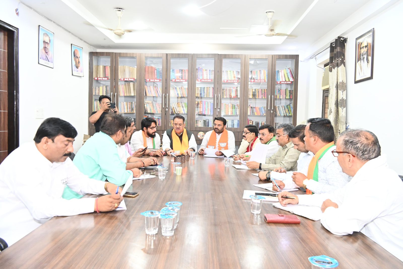 मंत्री गणेश जोशी द्वारा चुनावी प्रचार को धार देने के लिए पार्टी पदाधिकारियों एवं कार्यकर्ताओं को पूर्ण निष्ठा पूर्वक प्रस्तावित कार्यक्रमों में अपनी सहभागिता सुनिश्चित करने का आव्हान किया