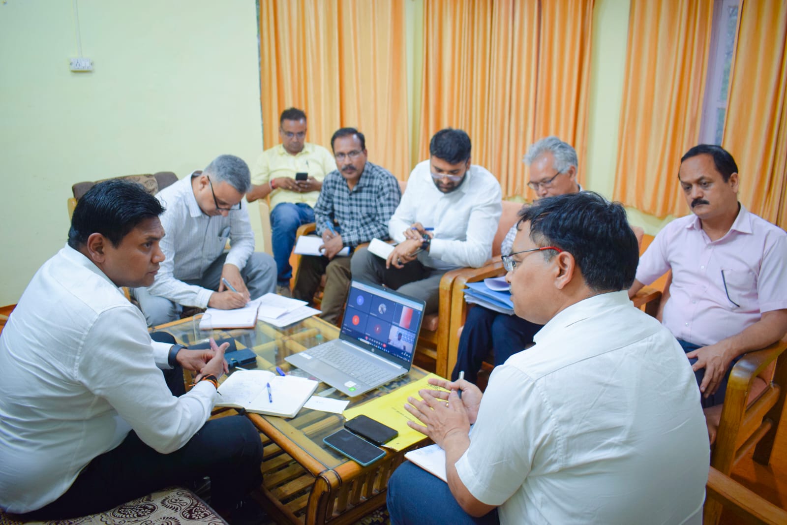 डॉ आर राजेश कुमार के निर्देश श्री केदारनाथ धाम में दर्शन करने को पहुंच रहे तीर्थ यात्रियों से ओवर रेटिंग न हो