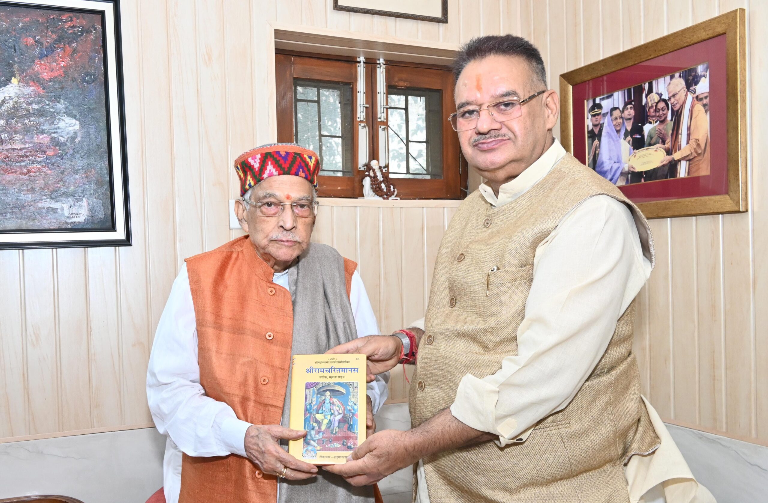 पूर्व केंद्रीय मंत्री डॉ. मुरली मनोहर जोशी और कैबिनेट मंत्री गणेश जोशी के बीच कई समसामयिक विषयों पर चर्चा हुई