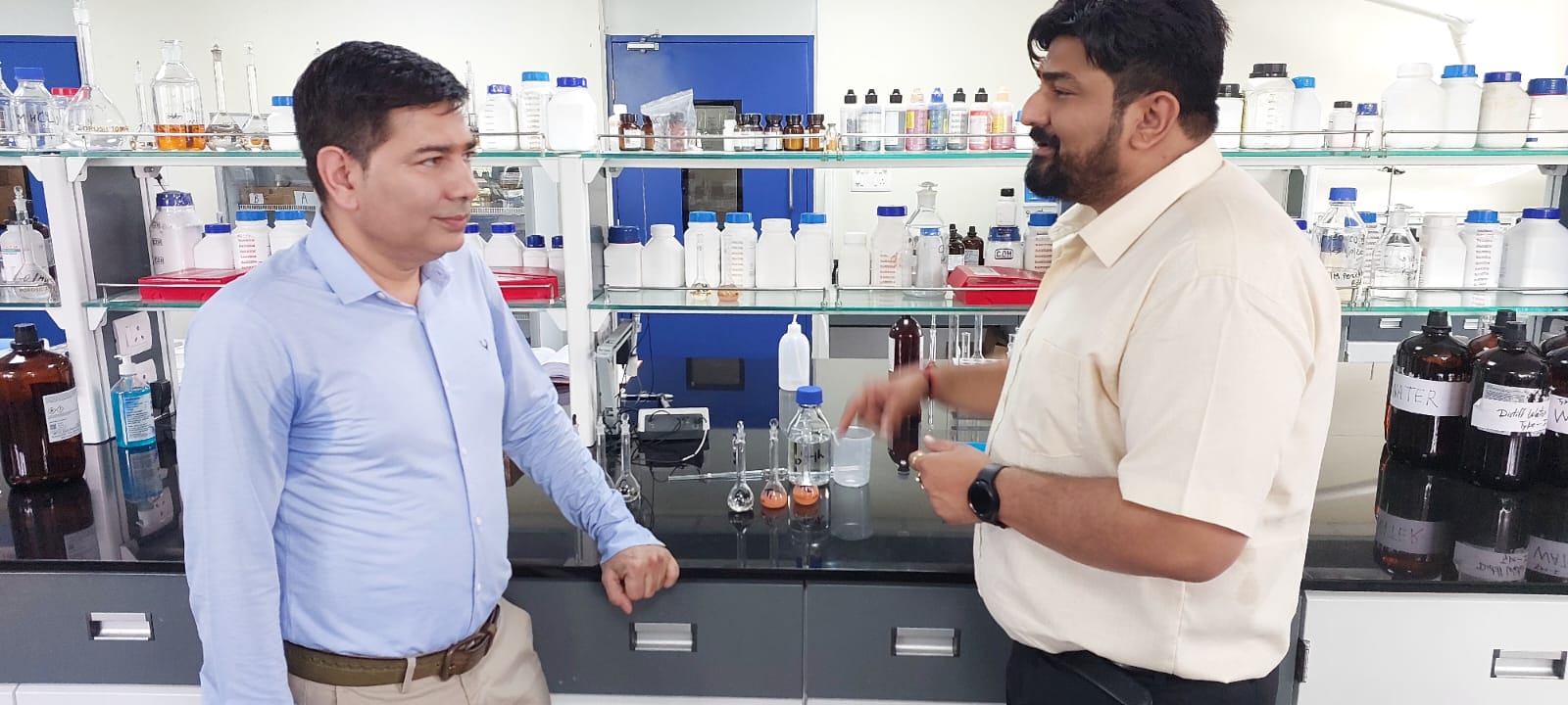 दवा निर्माताओं के साथ ही दवाईयों के थोक व फुटकर विक्रेताओं पर भी कार्यवाही की जा रही है। विभाग दवाईयों पर अनावश्यक छूट देने वाले रिटेलर पर निगरानी रख रहा है