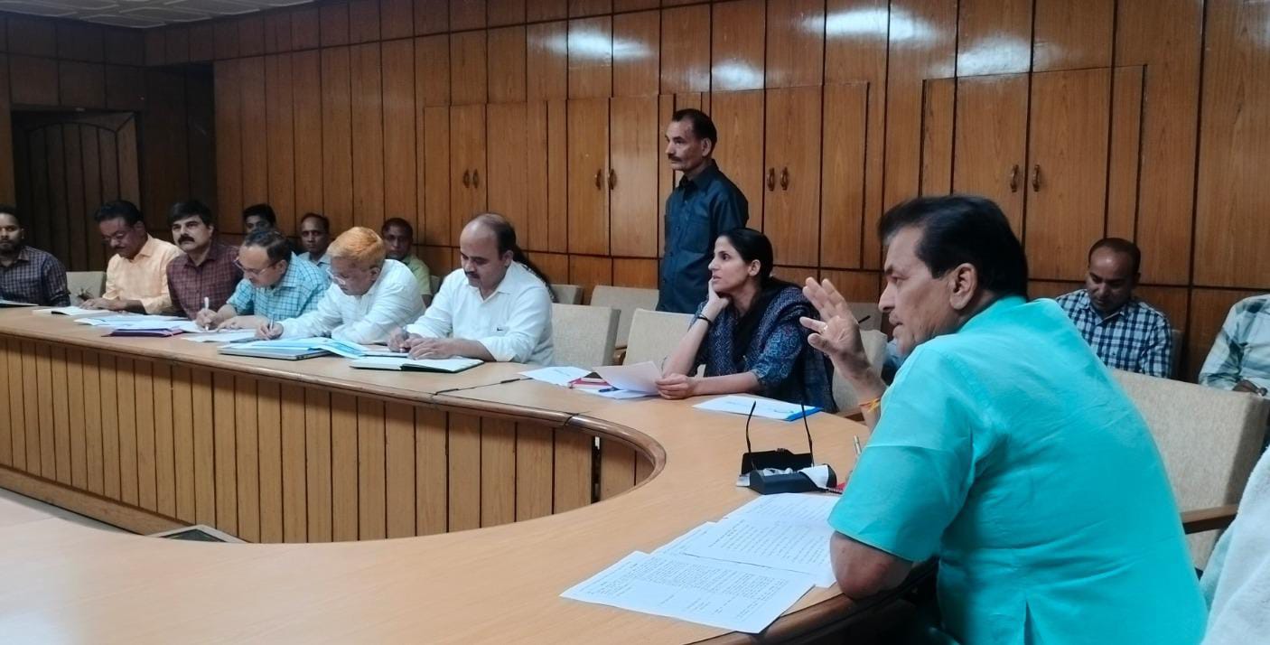 शहरी विकास मंत्री डाॅ. प्रेम चन्द अग्रवाल ने अधिकारियों के साथ देहरादून में चल रहे स्मार्ट सिटी परियोजना के विकास कार्यों के संबंध में समीक्षा बैठक ली एक रिपोर्ट