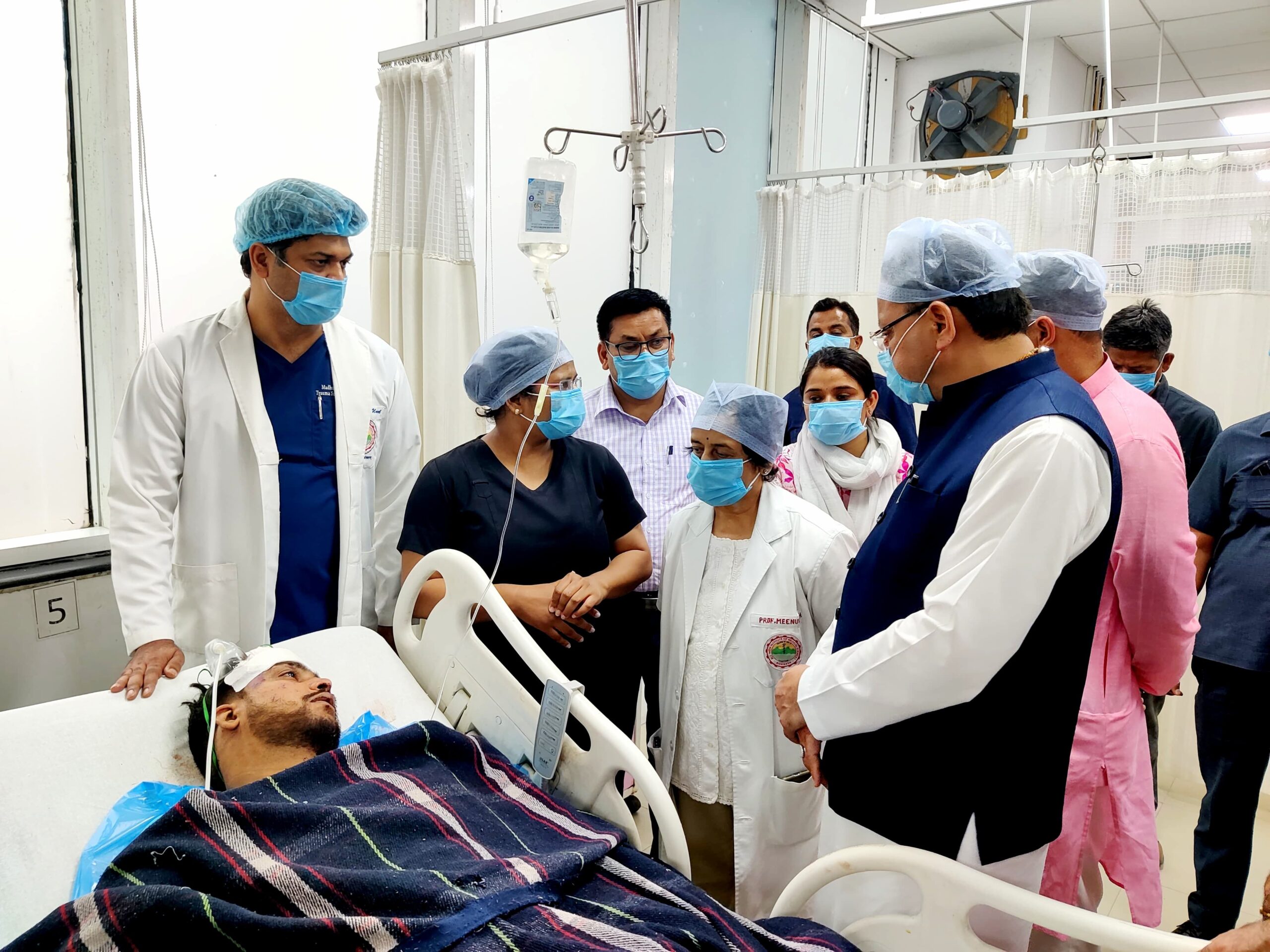 एम्स, ऋषिकेश पहुंचकर मुख्यमंत्री धामी ने रुद्रप्रयाग में टेम्पो ट्रैवलर के दुर्घटनाग्रस्त होने से घायल हुए लोगों से मुलाकात कर उनका कुशलक्षेम जाना