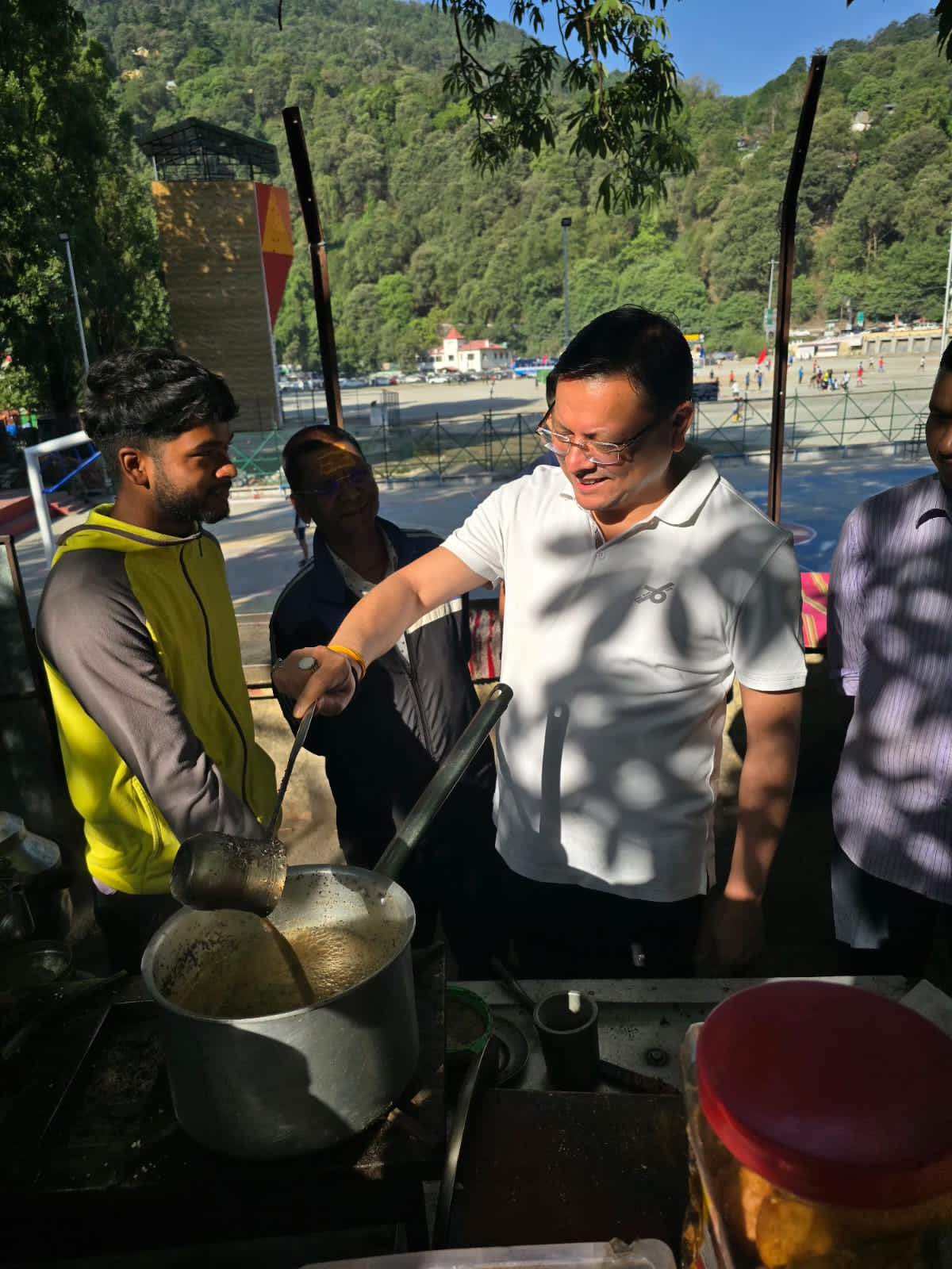सुबह की सैर पर निकले धामी ने खुद बनाई अदरक की चाय पढ़े पूरी ख़बर.
