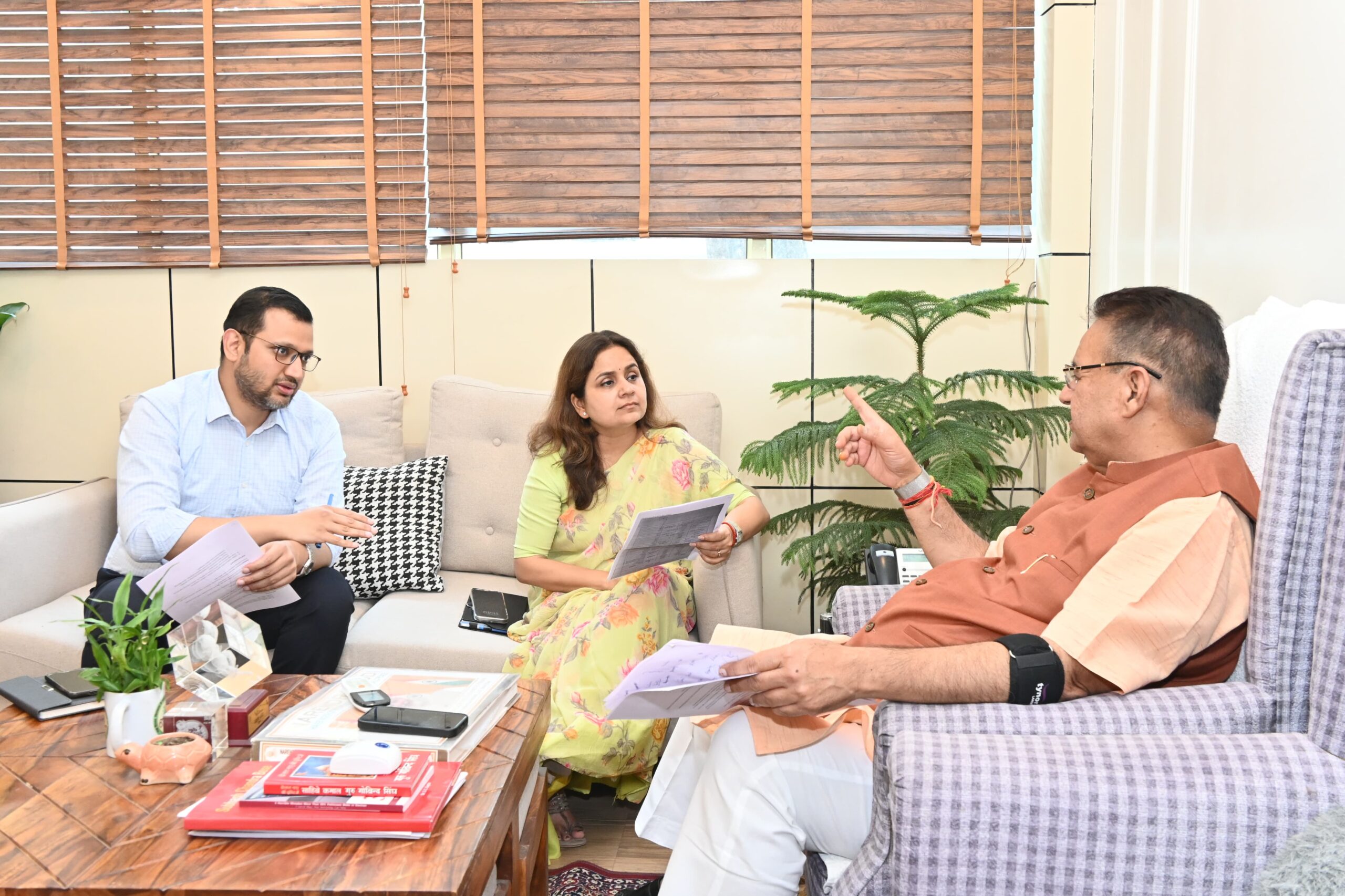 कैंप कार्यालय में ग्राम्य विकास विभाग के उच्च अधिकारियों के साथ विभागीय समीक्षा बैठक कर योजनाओं की प्रगति की जानकारी मंत्री गणेश जोशी ने लेकर दिए ये निर्देश