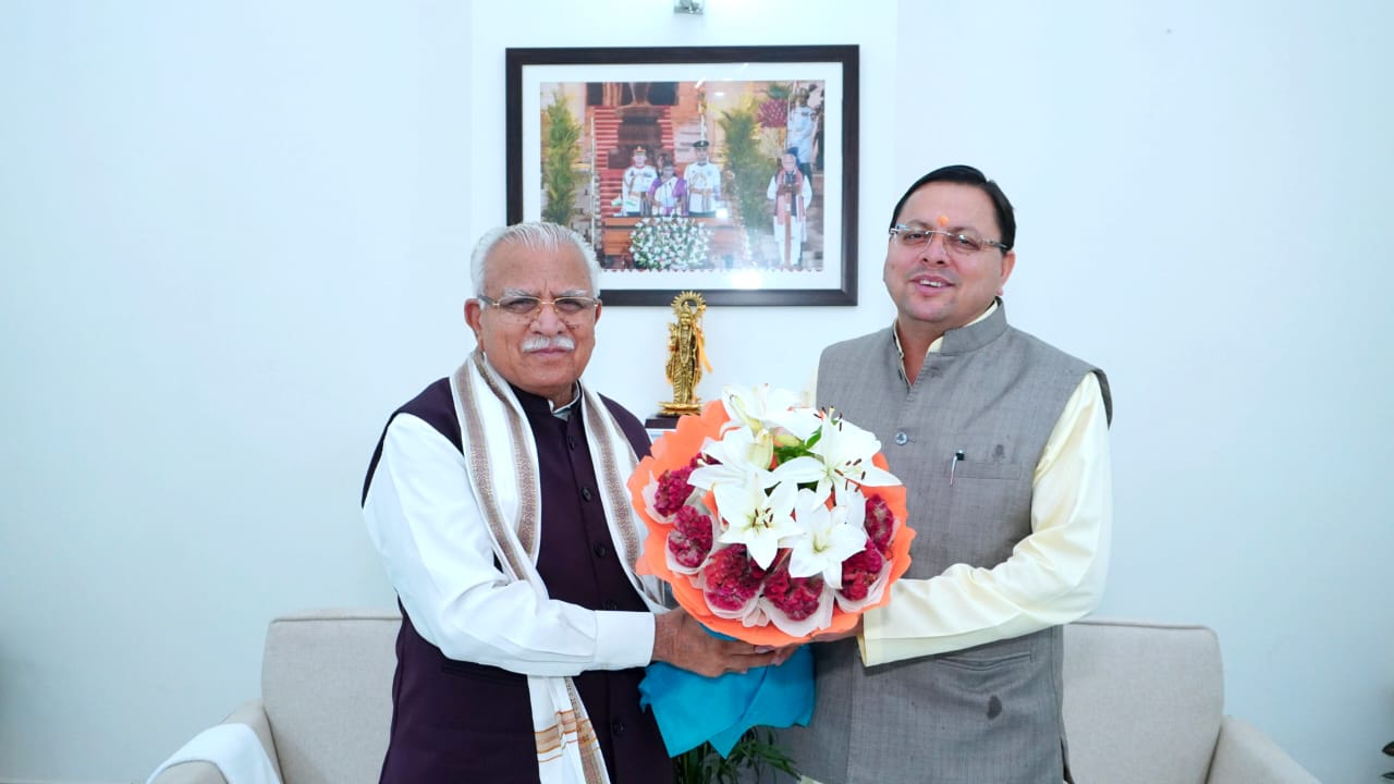 सीएम पुष्कर सिंह धामी ने केंद्रीय विद्युत मंत्री मनोहर लाल खट्टर से भेंट की
