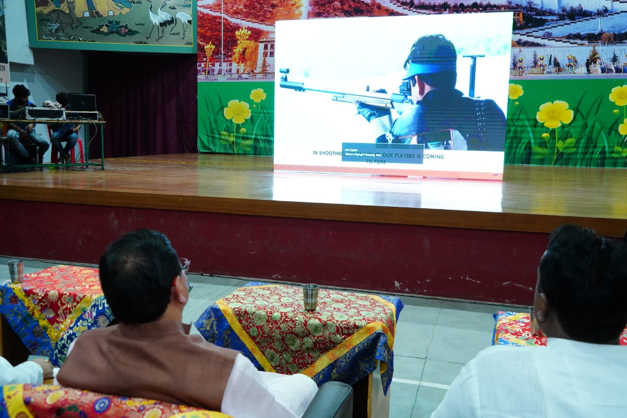 मुख्यमंत्री धामी ने बौद्ध, मठ क्लेमनटाउन में प्रधानमंत्री नरेन्द्र मोदी के मन की बात का 111वां संस्करण सुना