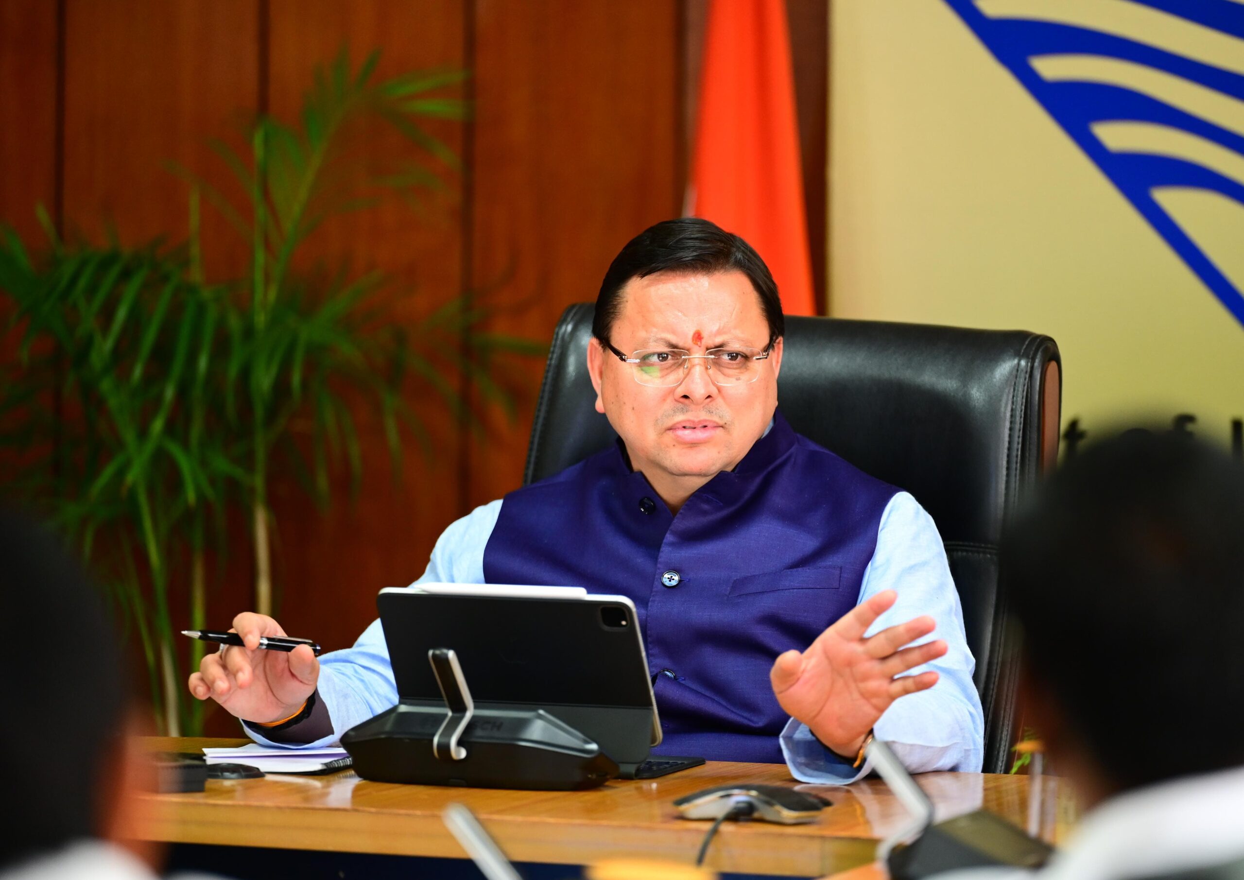 सीएम धामी ने दिए निर्देश कहा ऑनलाईन माध्यम से निर्धारित शुल्क की व्यवस्था कर 15 जुलाई तक खतौनी की ऑनलाईन अधिकृत प्रति उपलब्ध कराये जाने की व्यवस्था सुनिश्चित की जाए