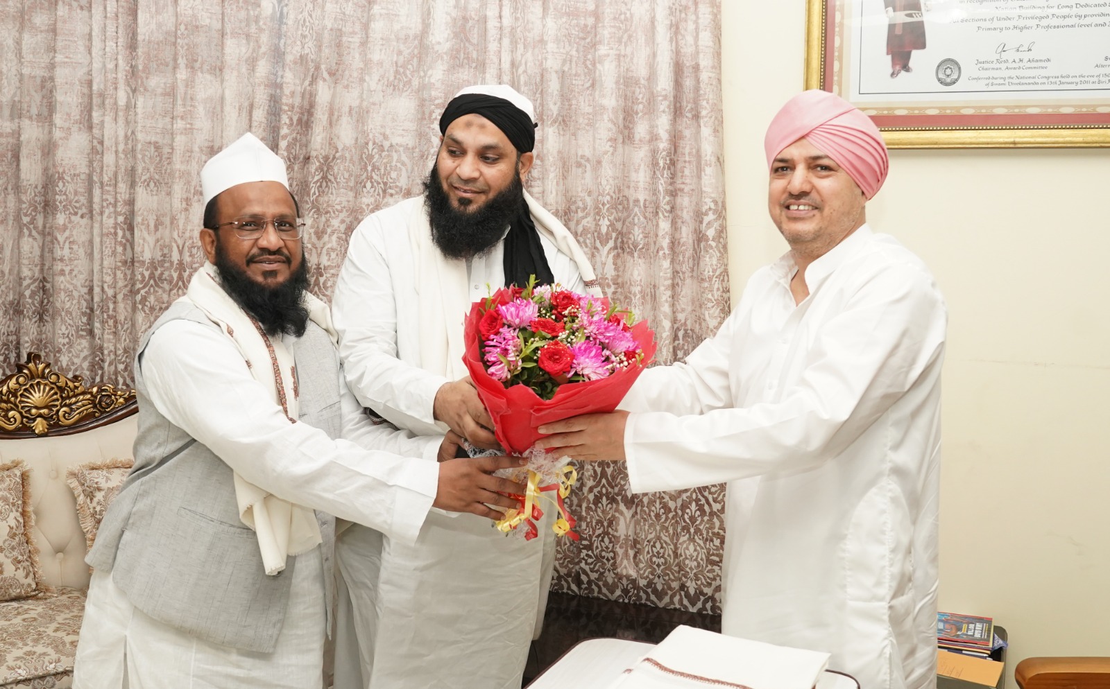 दारुल उलूम वक्फ बोर्ड देवबंद के प्रतिनिधिमण्डल ने श्रीमहंत देवेन्द्र दास जी महाराज से की भेंट