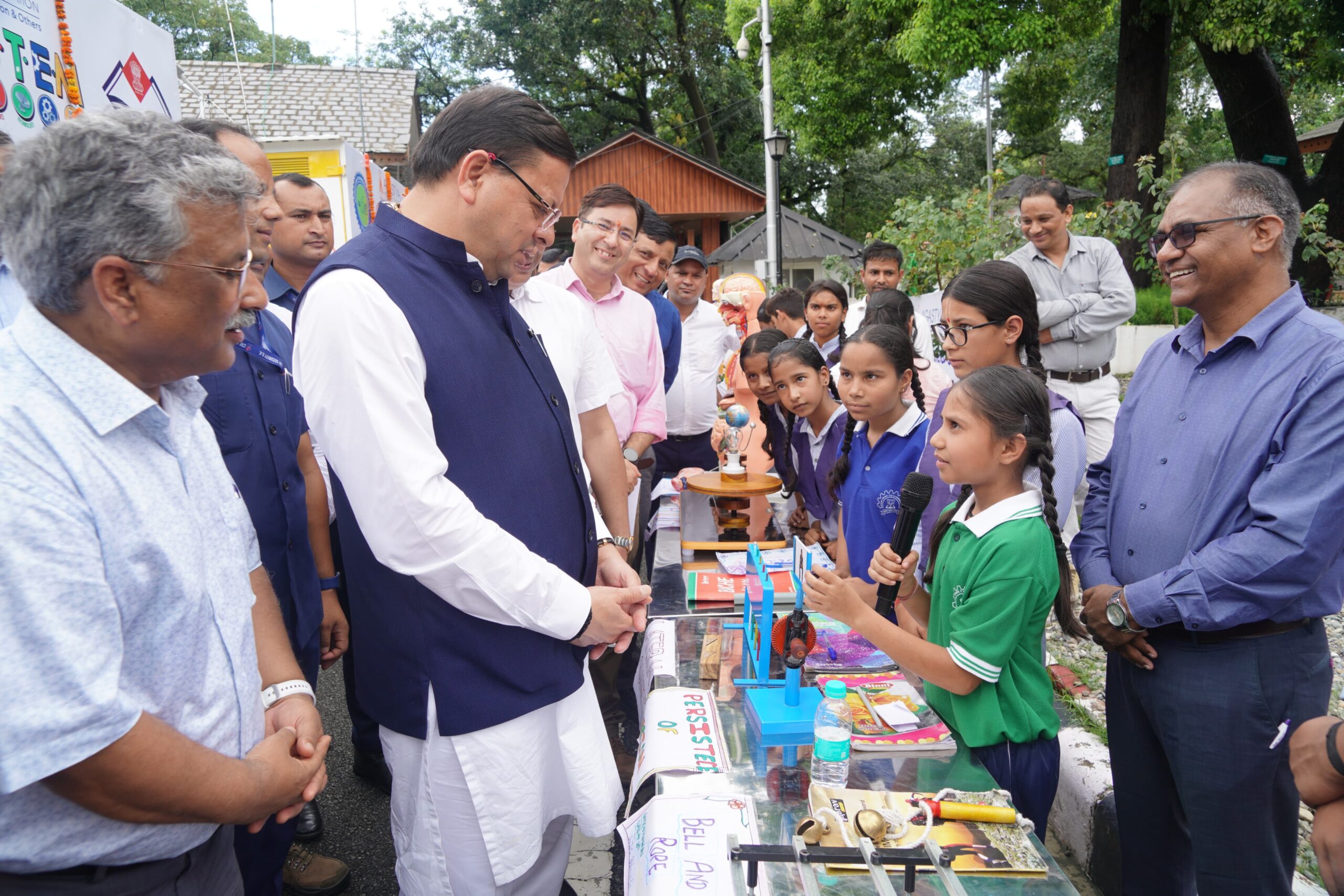 मुख्यमंत्री ने विज्ञान मॉडलों को प्रदर्शित कर रहें पीएम श्री राजकीय इण्टर कॉलेज भीमावाला के छात्र-छात्राओं के साथ संवाद भी स्थापित किया।