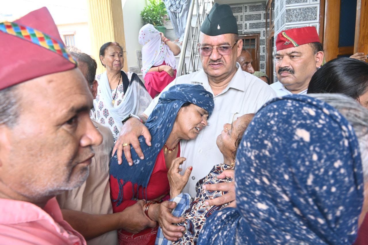 सैनिक कल्याण मंत्री गणेश जोशी ने शौक संवेदनाएं व्यक्त कर शहीद के परिजनों को सांत्वना दी