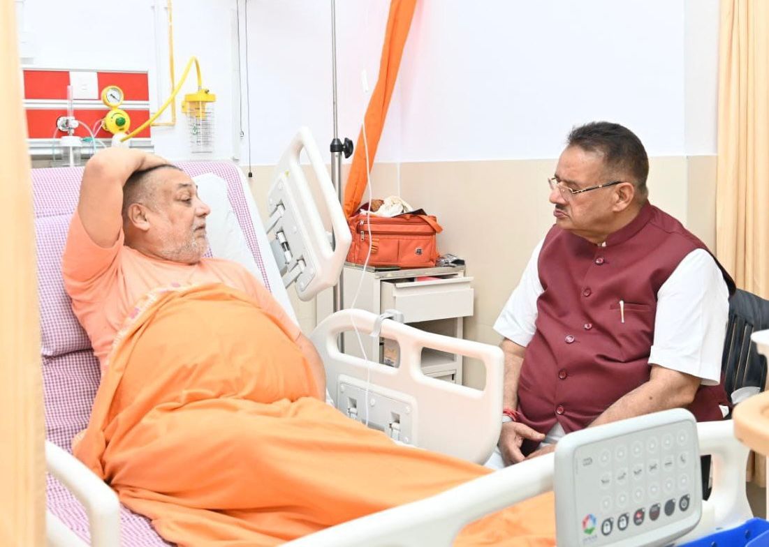 जगतगुरु शारदा पीठाधीश्वर शंकराचार्य स्वामी राजराजेश्वराश्रम महाराज की कुशलक्षेम जानते कैबिनेट मंत्री गणेश जोशी