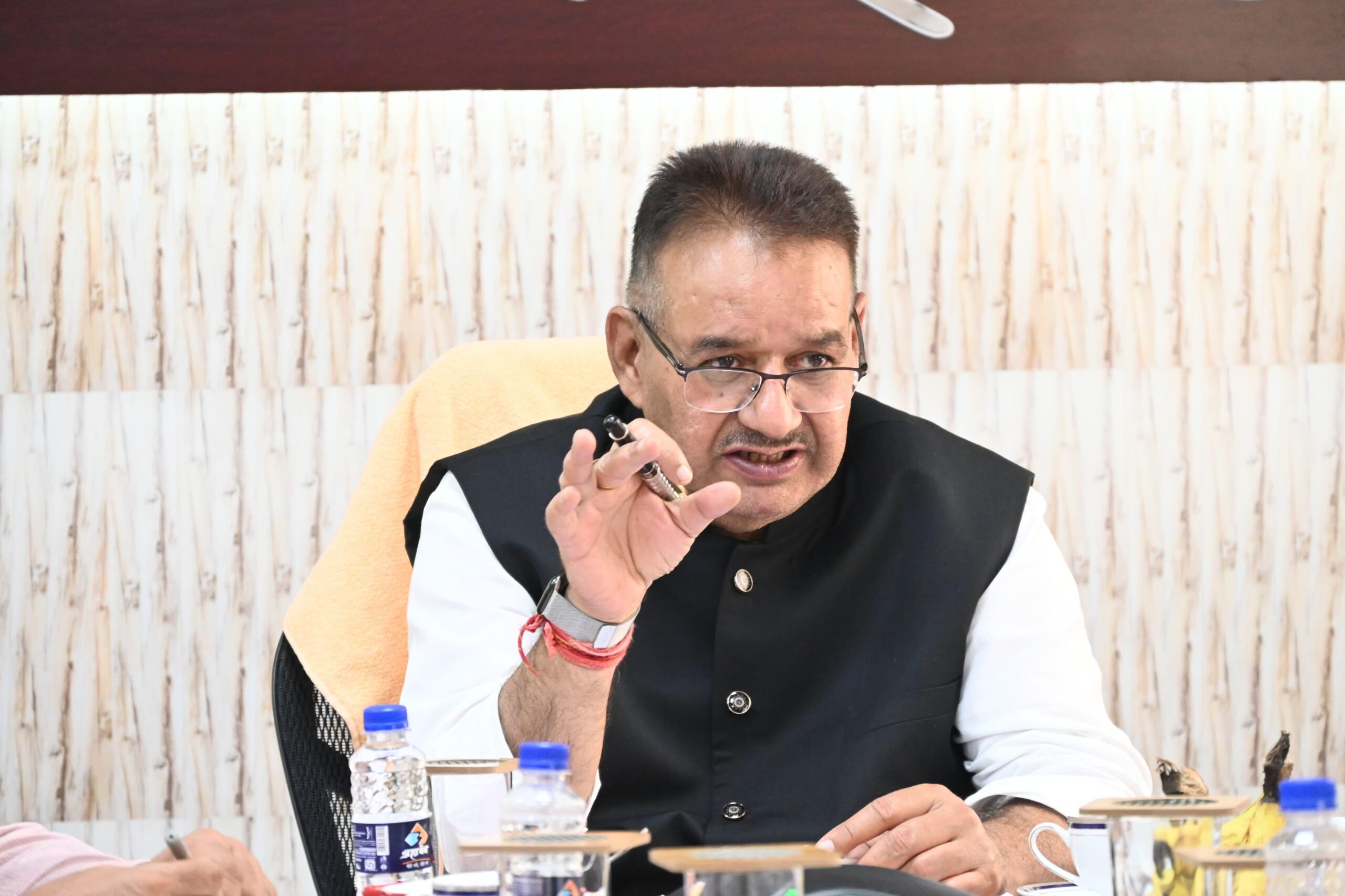 पीएमजीएसवाई की समीक्षा करते ग्राम्य विकास मंत्री गणेश जोशी