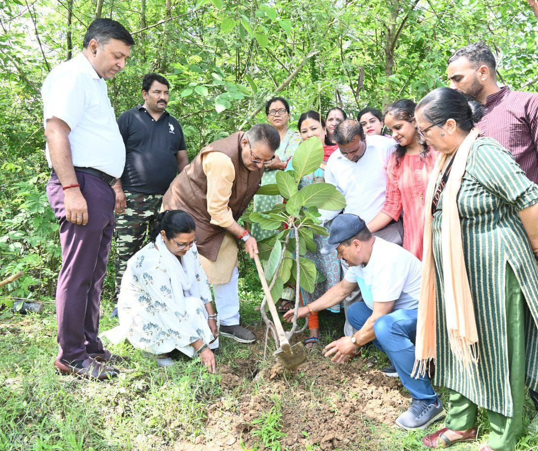 लोकपर्व हरेला के अवसर पर देहरादून में विभिन्न स्थानों पर वृक्षारोपण कर कृषि मंत्री गणेश जोशी ने दिया ये संदेश