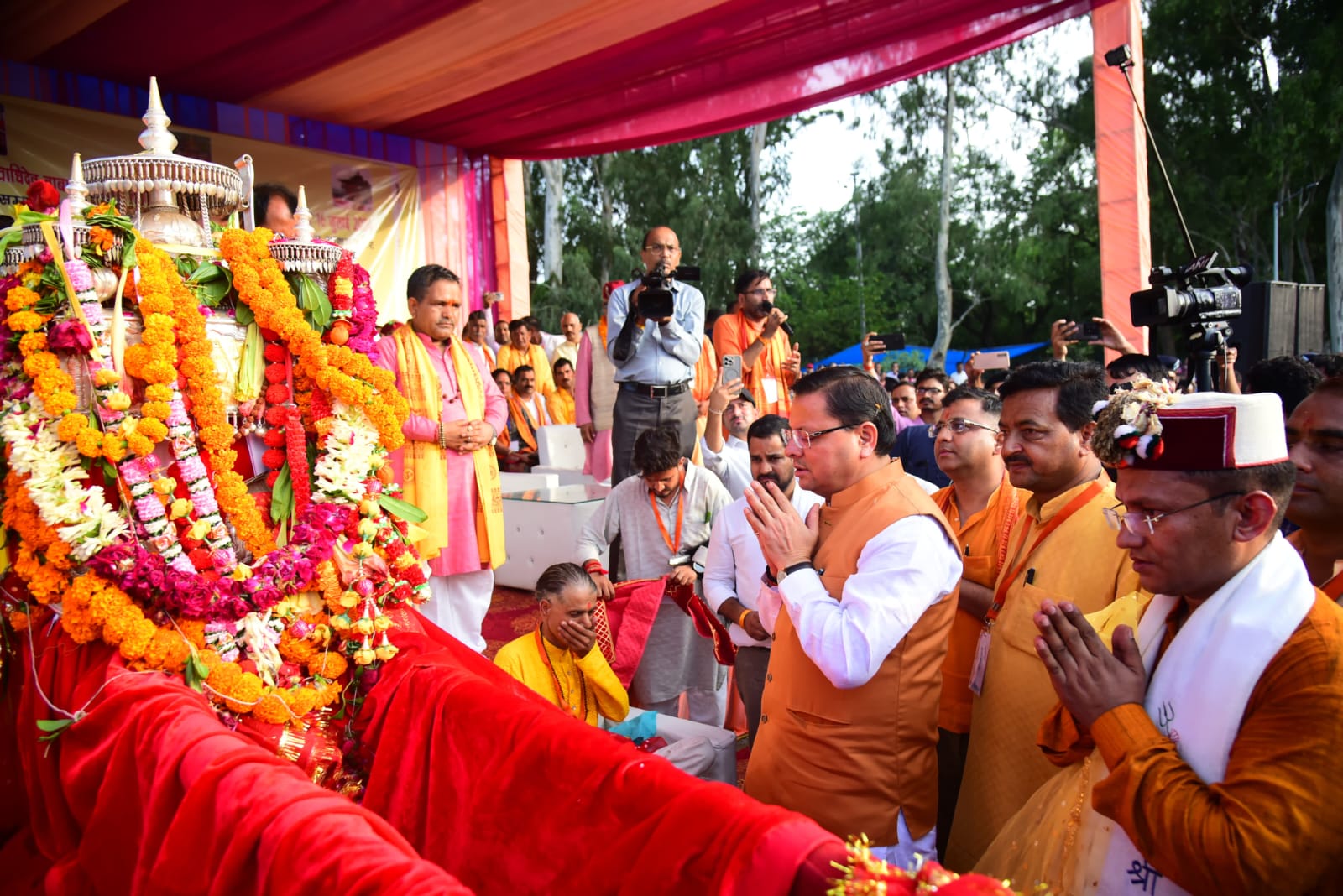 मुख्यमंत्री धामी ने बाबा बौखनाग की पूजा-अर्चना कर प्रदेश की खुशहाली की कामना की
