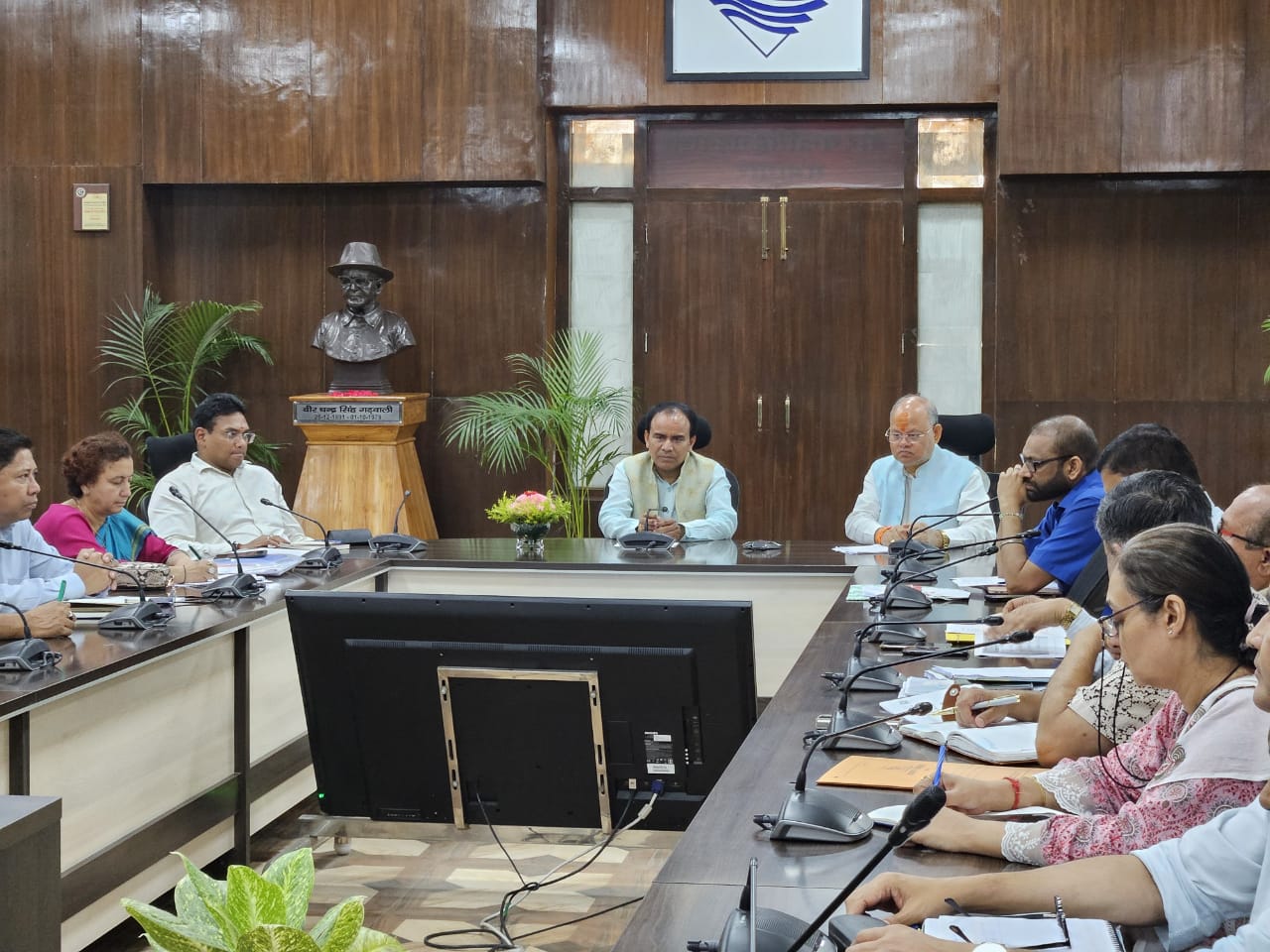 डा. रावत ने क्षेत्र के काश्तकारों को कृषि एवं औद्यानिकी पर आधारित प्रशिक्षण देने के लिये ठोस कार्ययोजना बनाने के भी निर्देश दिये