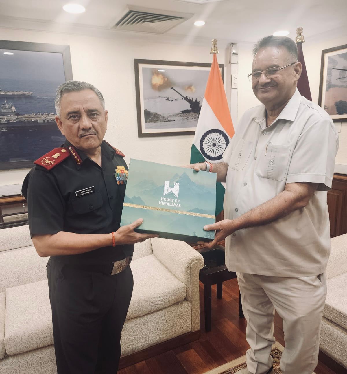 सीडीएस जनरल अनिल चौहान से शिष्टाचार भेट सैनिक कल्याण मंत्री गणेश जोशी ने की बहुत खास रही यह मुलाकात