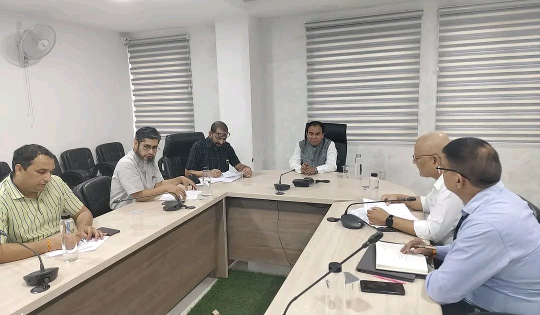 मंत्री धन सिंह रावत ने आयुष्मान कार्ड बनाने में कमतर रहे जनपदों की जिम्मेदारी प्राधिकरण के अधिकारियों को सौंपी