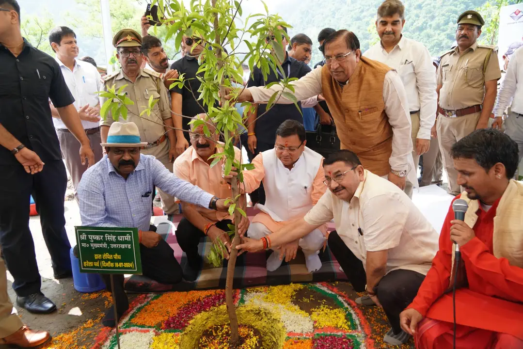 मुख्यमंत्री धामी ने हरेला पर्व के अवसर पर मालदेवता देहरादून में आयोजित ‘शहीदों के नाम पौधरोपण’ कार्यक्रम में प्रतिभाग कर वृक्षारोपण किया