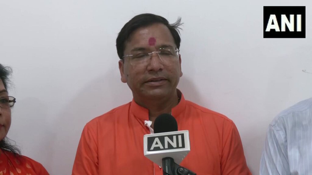 ट्रस्ट के अध्यक्ष सुरेंद्र रौतेला ने कहा, मुख्यमंत्री धामी ट्रस्ट के अनुरोध पर मंदिर के भूमि पूजन के लिए आए थे। उनका और सरकार का ट्रस्ट से कोई लेना देना नहीं है