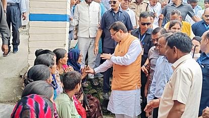 आपदा से क्षतिग्रस्त हुए सुरक्षा दीवार, स्कूल, पुल, तटबंध आदि कार्यों को शीघ्रता से किया जाएगा:धामी