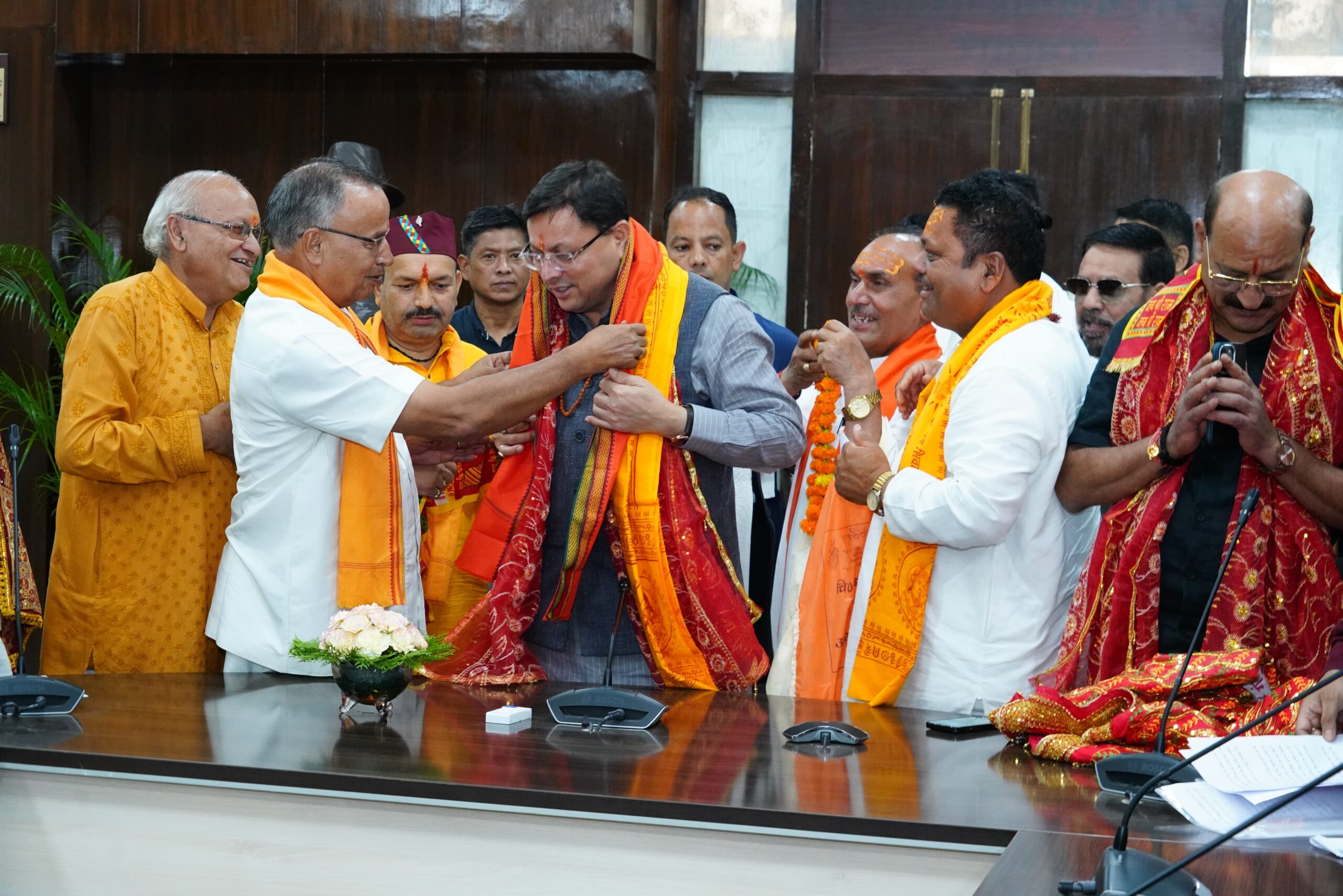 मुख्यमंत्री ने कहा कि चारधाम यात्रा के दौरान बैरिकेडिंग एवं चैकिंग की व्यवस्था की समीक्षा कर उसे न्यूनतम किया जायेगा एवं यात्रा को सुगम और सुचारू बनाने के लिए इसका सरलीकरण किया जायेगा