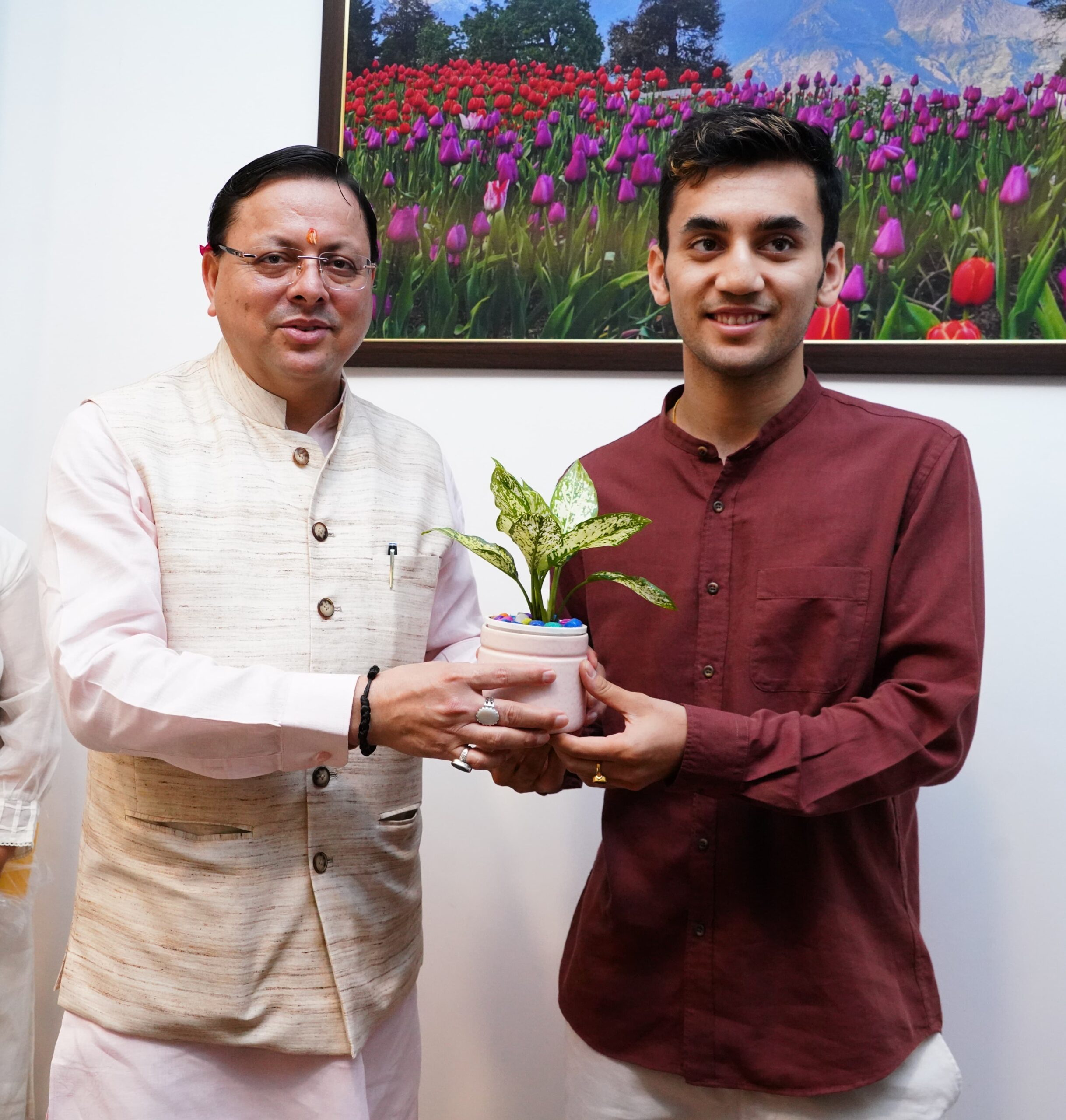 मुख्यमंत्री धामी से मुख्यमंत्री आवास में बैडमिंटन खिलाड़ी लक्ष्य सेन ने भेंट की
