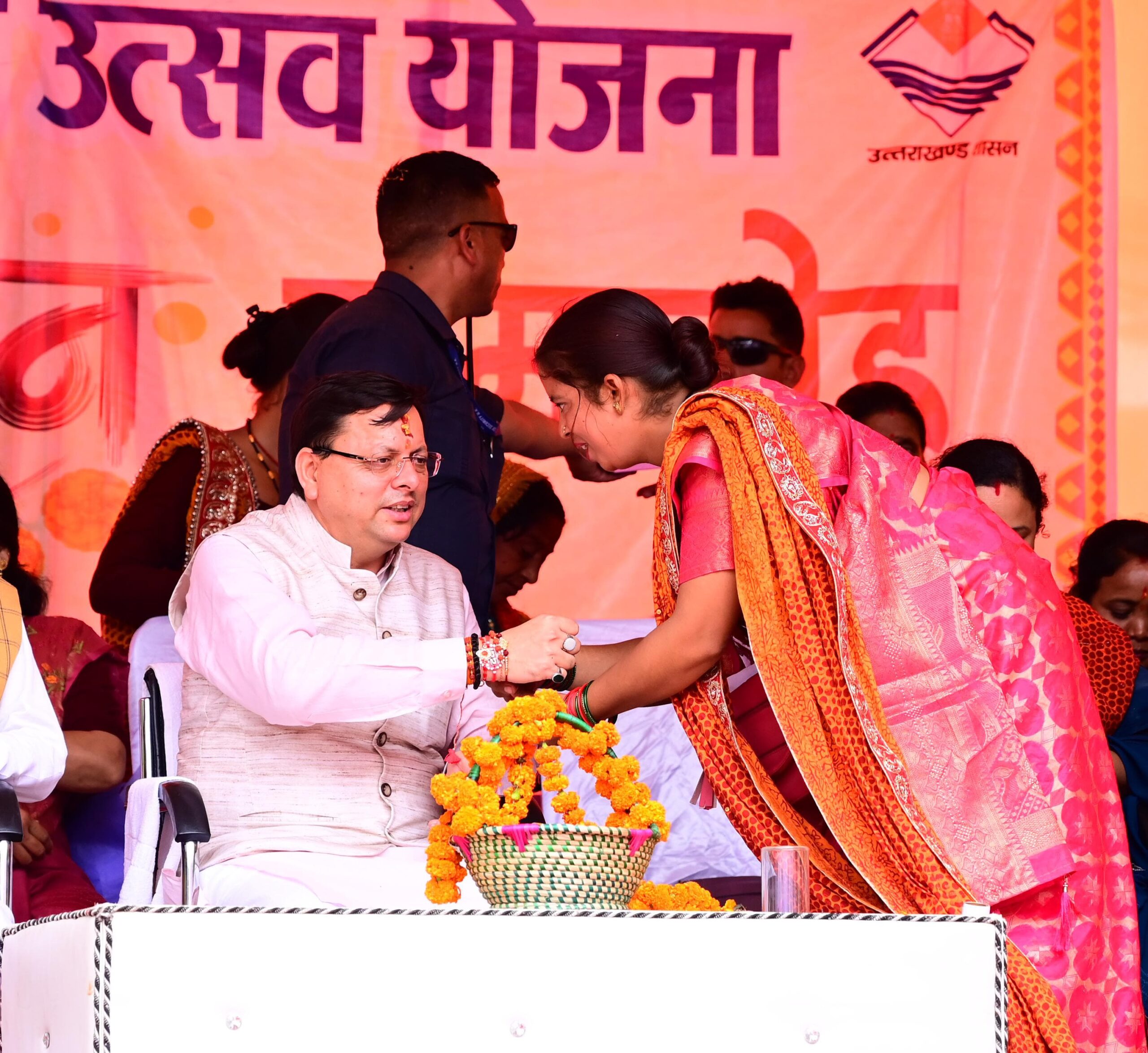 बड़ी संख्या में महिलाओं ने मुख्यमंत्री की कलाई में रक्षा सूत्र बांधा तथा उनके दीर्घायु की कामना की