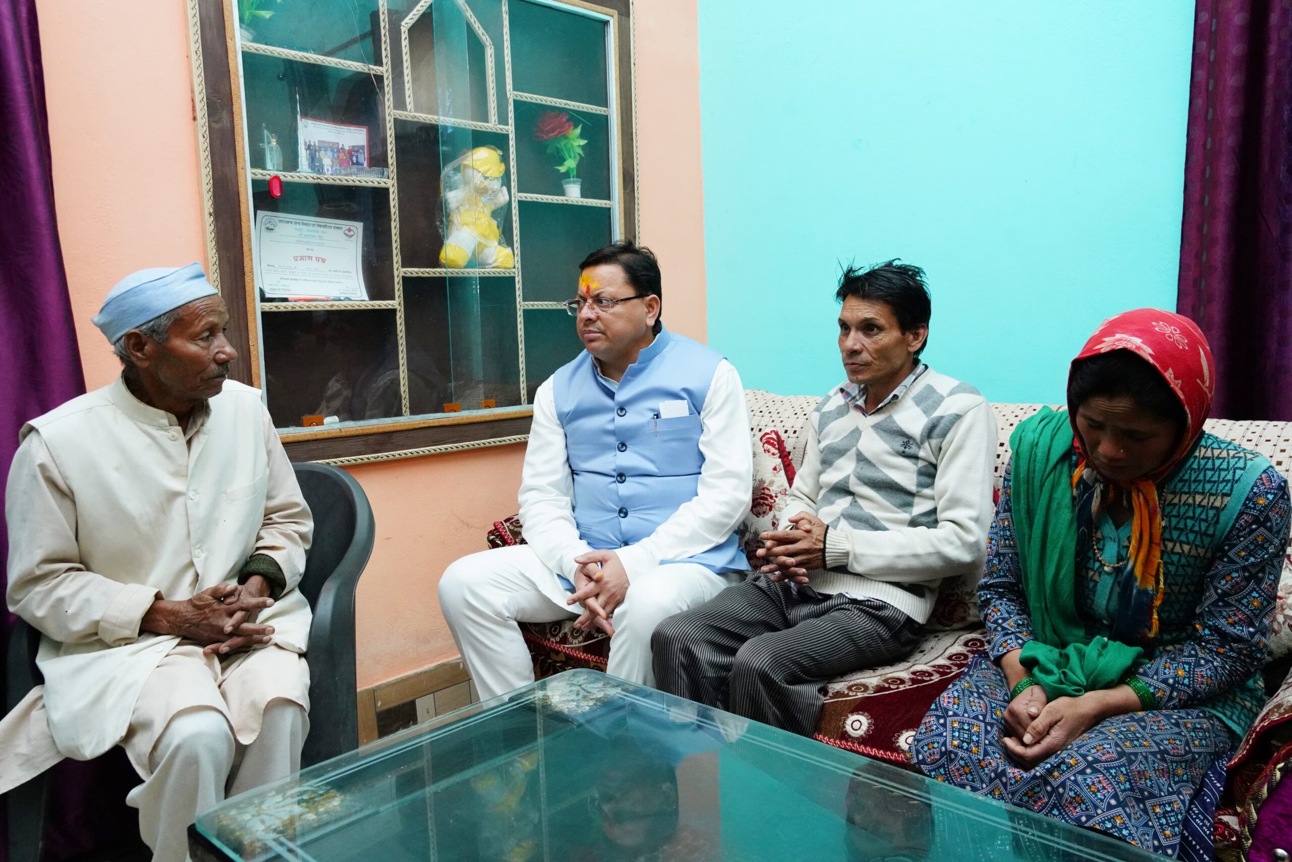 मुख्यमंत्री पुष्कर सिंह धामी ने भराड़ीसैण निवासी हिमांशु नेगी के घर पर जाकर उनके परिवारजनों से भेंट कर कहा कि हिमांशु की खोजबीन जारी है।
