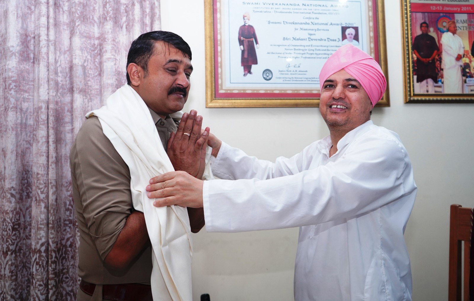 एसएसपी देहरादून अजय सिंह और पुलिस अधीक्षक नगर ने श्री दरबार साहिब पहुंचकर, श्री दरबार साहिब में माथा टेका, श्रीमहंत देवेन्द्र दास जी महाराज से आशीर्वाद प्राप्त कर शिष्टाचार भेंट की