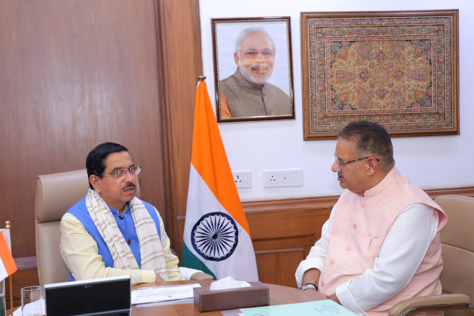 नई दिल्ली में केंद्रीय मंत्री प्रह्लाद जोशी से भेंट करते कृषि मंत्री गणेश जोशी