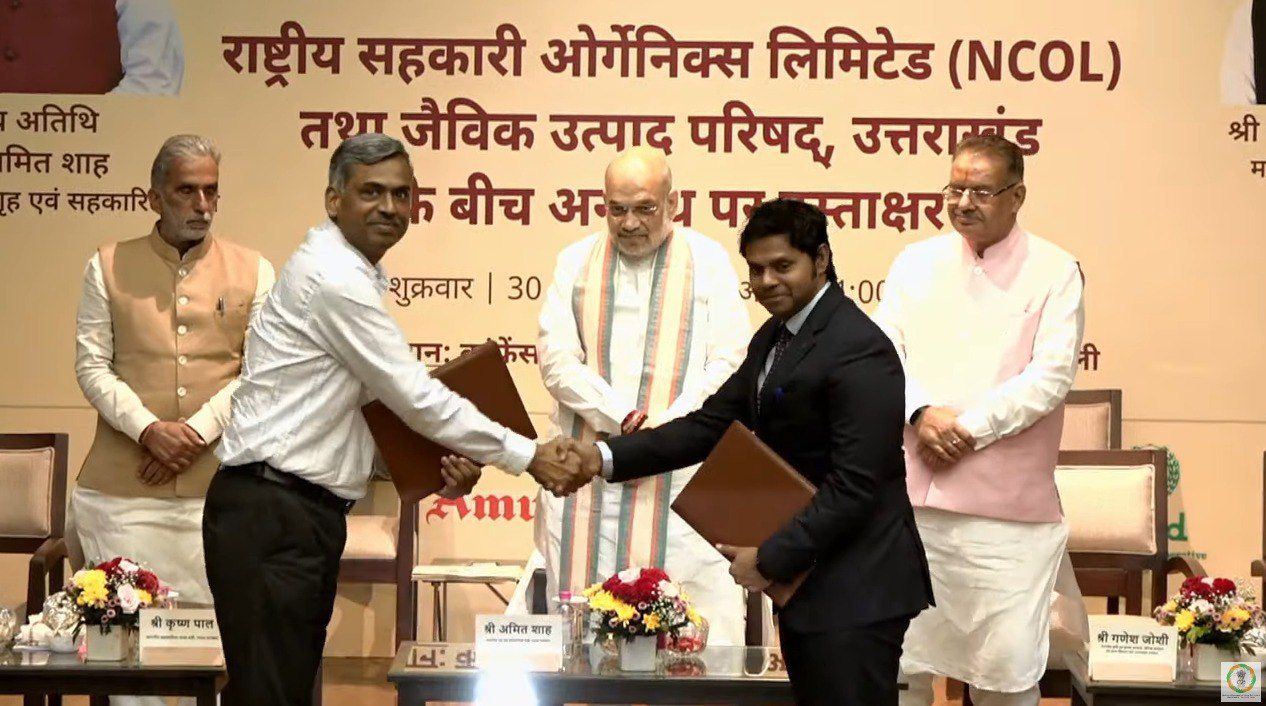 नई दिल्ली में आयोजित अनुबंध कार्यक्रम में केंद्रीय सहकारिता मंत्री अमित शाह के साथ प्रतिभाग करते कृषि मंत्री गणेश जोशी